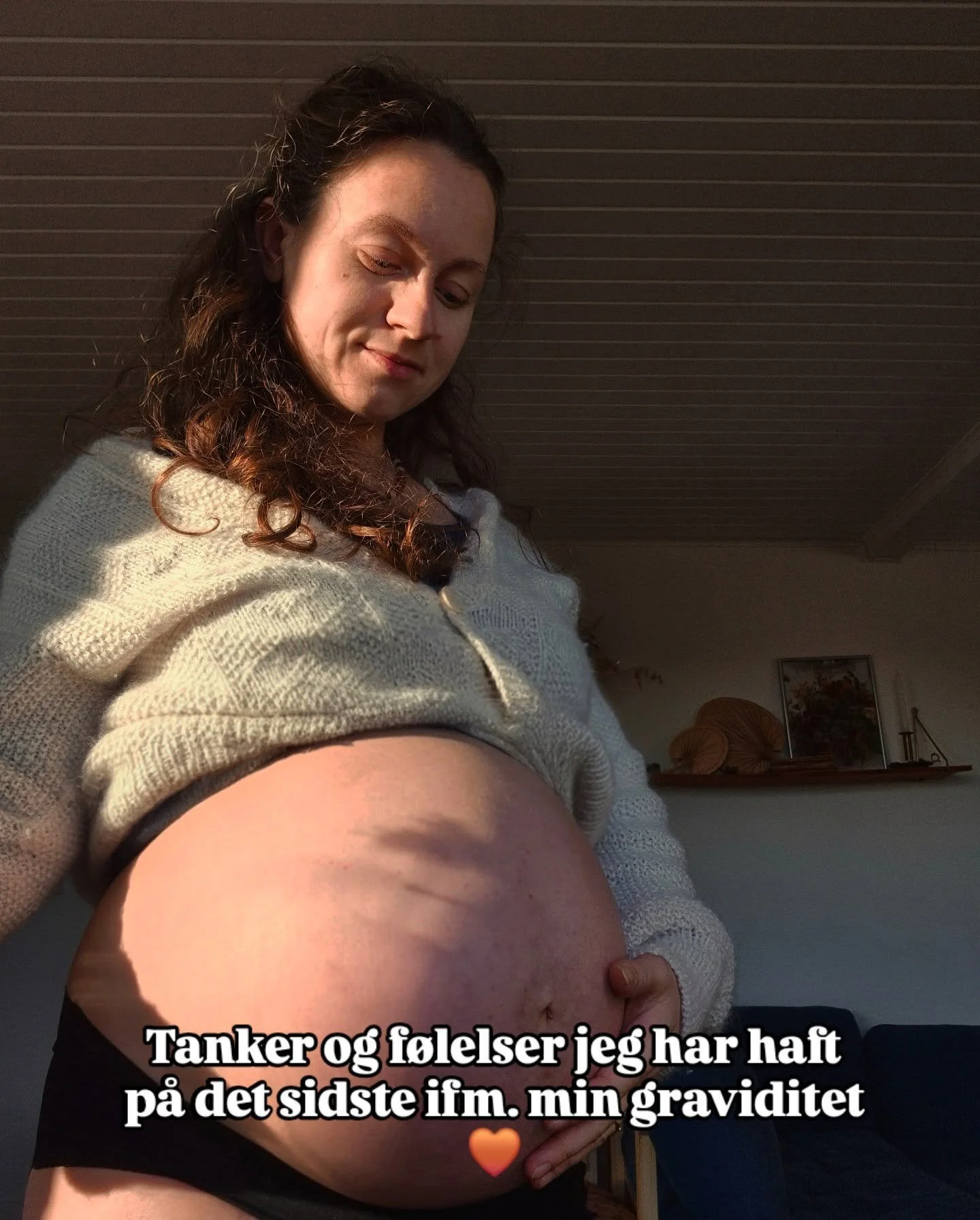 Flere graviditetstanker- og f&oslash;lelser:
(and there is a lot of those these days, sp&oslash;rg bare min mand 😭🙈🫣....) 

✨ 3.trimester er TUUUNGT denne gang....! 😮&zwj;💨🥵 Og min mobilitet er virkelig udfordret. 

✨Jeg m&aelig;rker en helt an