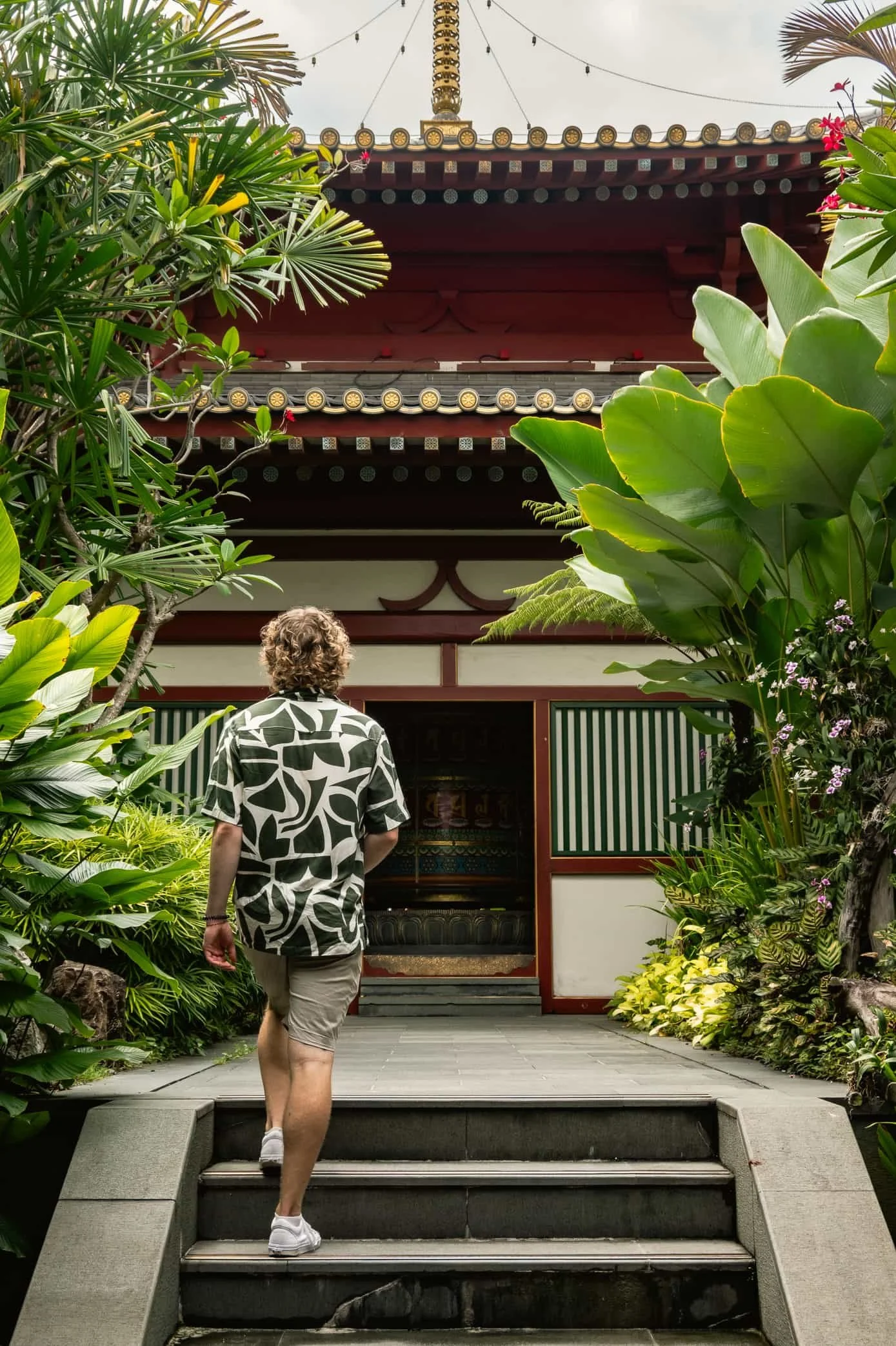 Sven from The Real Traveler walking on the rooftop of the Buddha Tooth Relic Temple during his four day Singapore itinerary.
