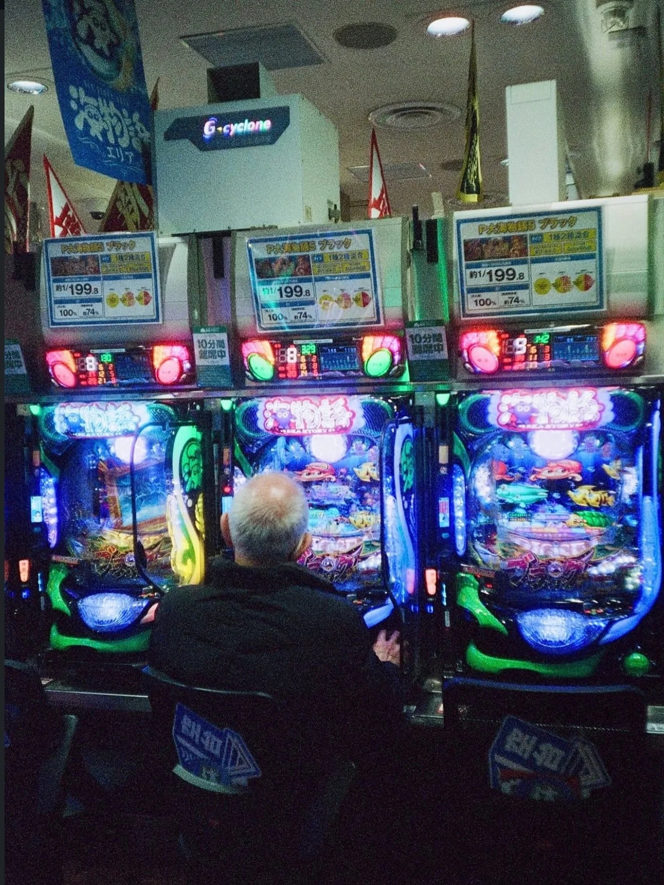 &lsquo;Catching people in their natural flow&rsquo; - @filmat.c 
-
🏷️Keep tagging #herexposure
-