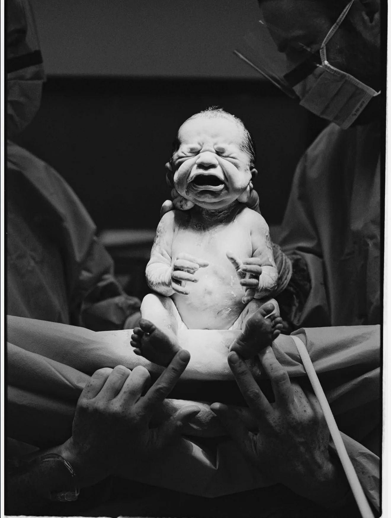 &lsquo;That first touch, after 9 months on the inside.&lsquo; - @caramand.photography 
-
🏷️ Keep tagging #herexposure