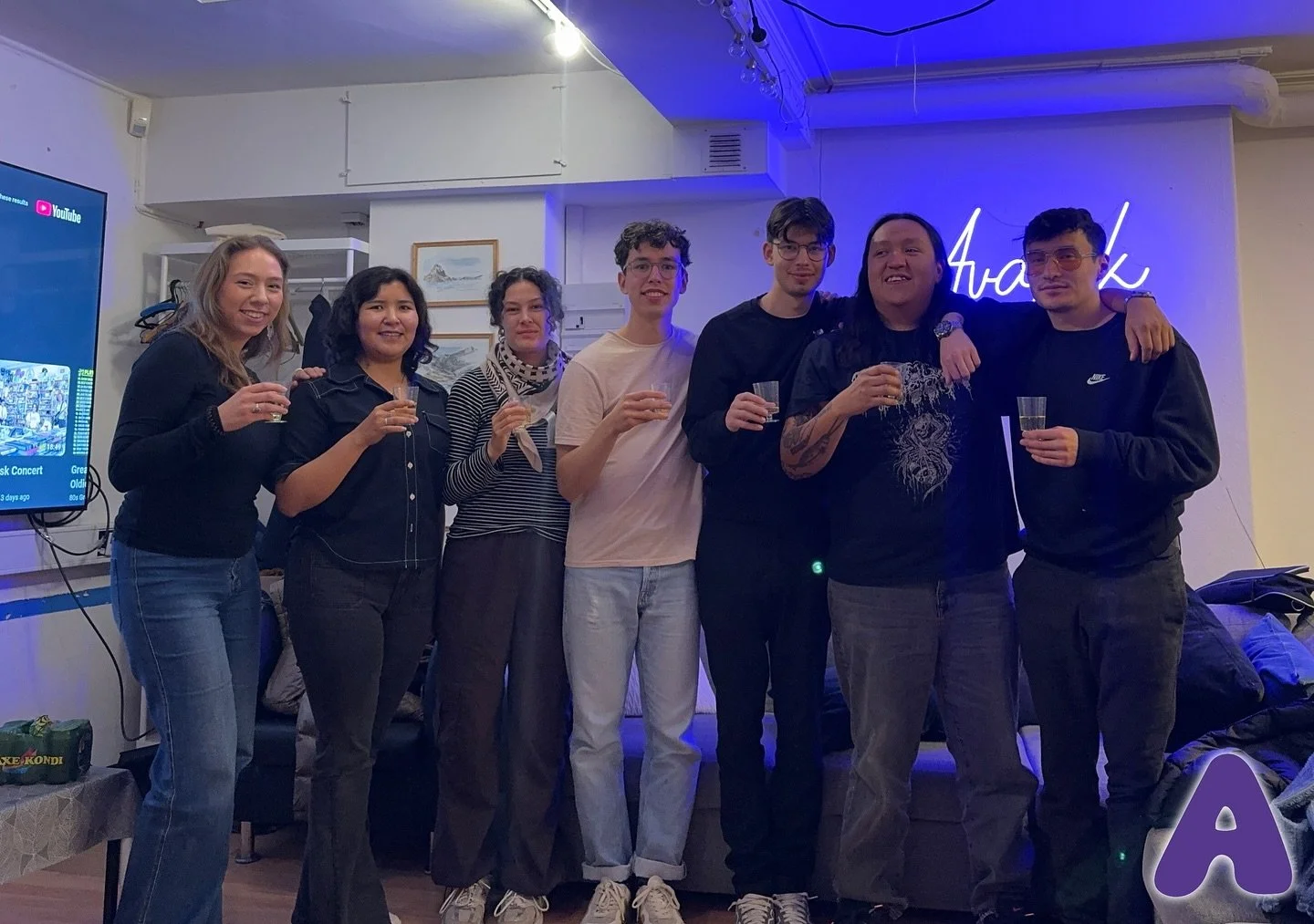 Ippassaq ataatsimeersuarnermi peqataasunut qujanaq! 💜💜
Avalak immikkoortoqarfiani K&oslash;benhavnimi pisortat nutaat aaku:

Tak for alle dem der deltog i ekstraordin&aelig;rt generalforsamling i g&aring;r!!💜💜
Her er den nye bestyrelse og deres r