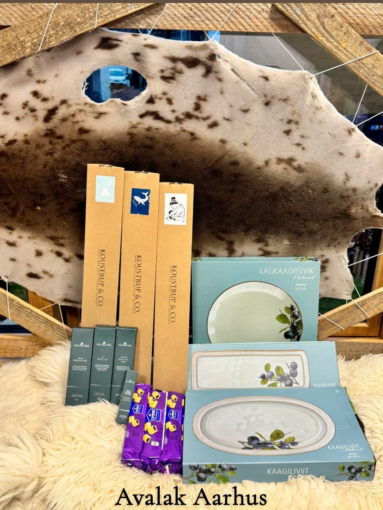 JULEBANKO I AVALAK AARHUS  ALLEREDE I MORGEN! 🎄
Vi gl&aelig;der os til at se jer i morgen d. 6. december kl. 13:00 i DGH, hvor vi holder &aring;rets hyggeligste julebanko!
Vi har samlet en masse l&aelig;kre pr&aelig;mier, b&aring;de nogle vi selv ha