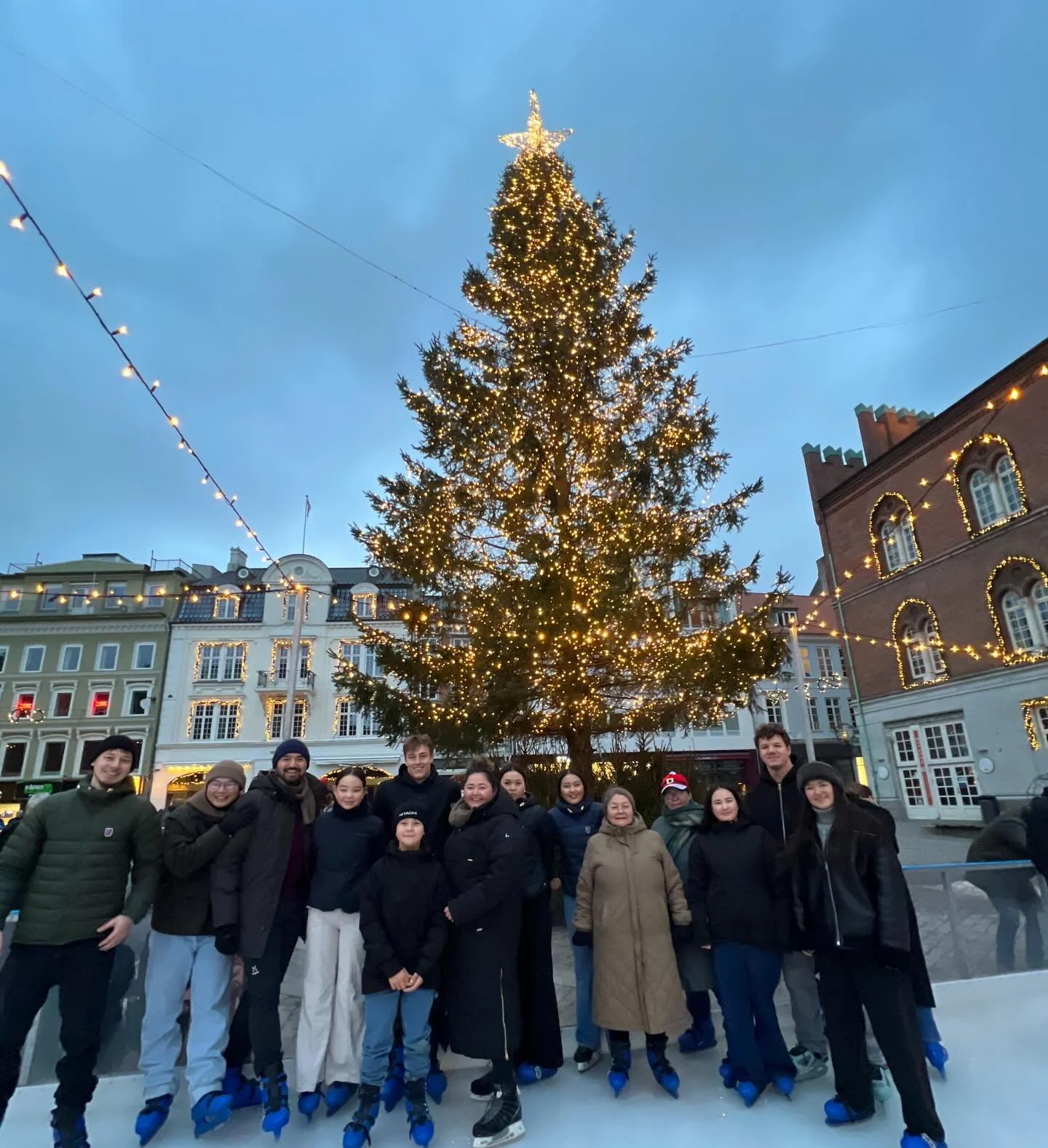 Ullumi sukuutseratta Flakhaven-imi ✨⛸️
Kingornalu kakao-itoriarluta ☕️

Qujanaq takkuttunut, nuannertaqaaq inuit amerlasuut nuannisaaqatiginiarluta takkukkaangata 💜

I dag har vi v&aelig;ret ude p&aring; sk&oslash;jtebanen p&aring; Flakhaven ✨⛸️ 
Og
