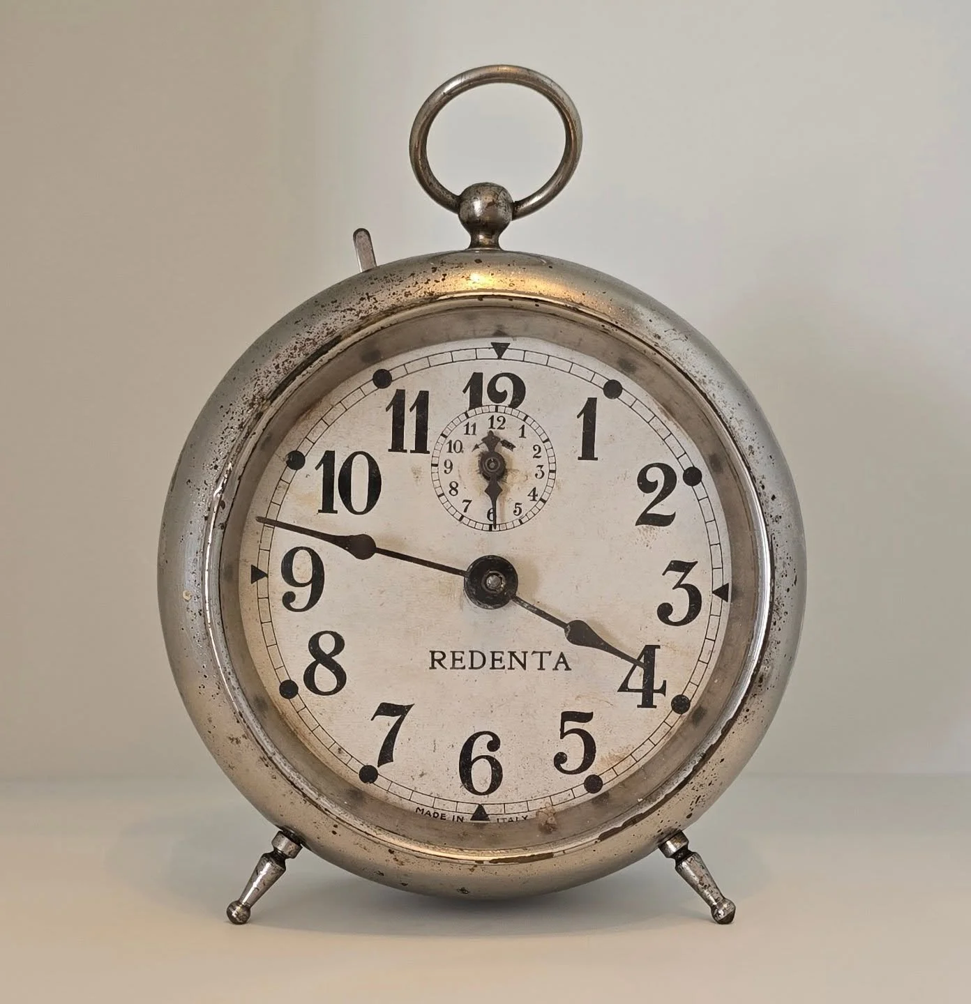 Kako so majhni predmeti povezani z zgodovino ljudi na zahodnem robu!
Dr. Marko Klavora je po večletnem zbiranju materiala in predani &scaron;tudiji vplivov zgodovinskih dogajanj od konca 19. do sredine 20. stoletja na tem ozkem pasu Slovenije od Alp 