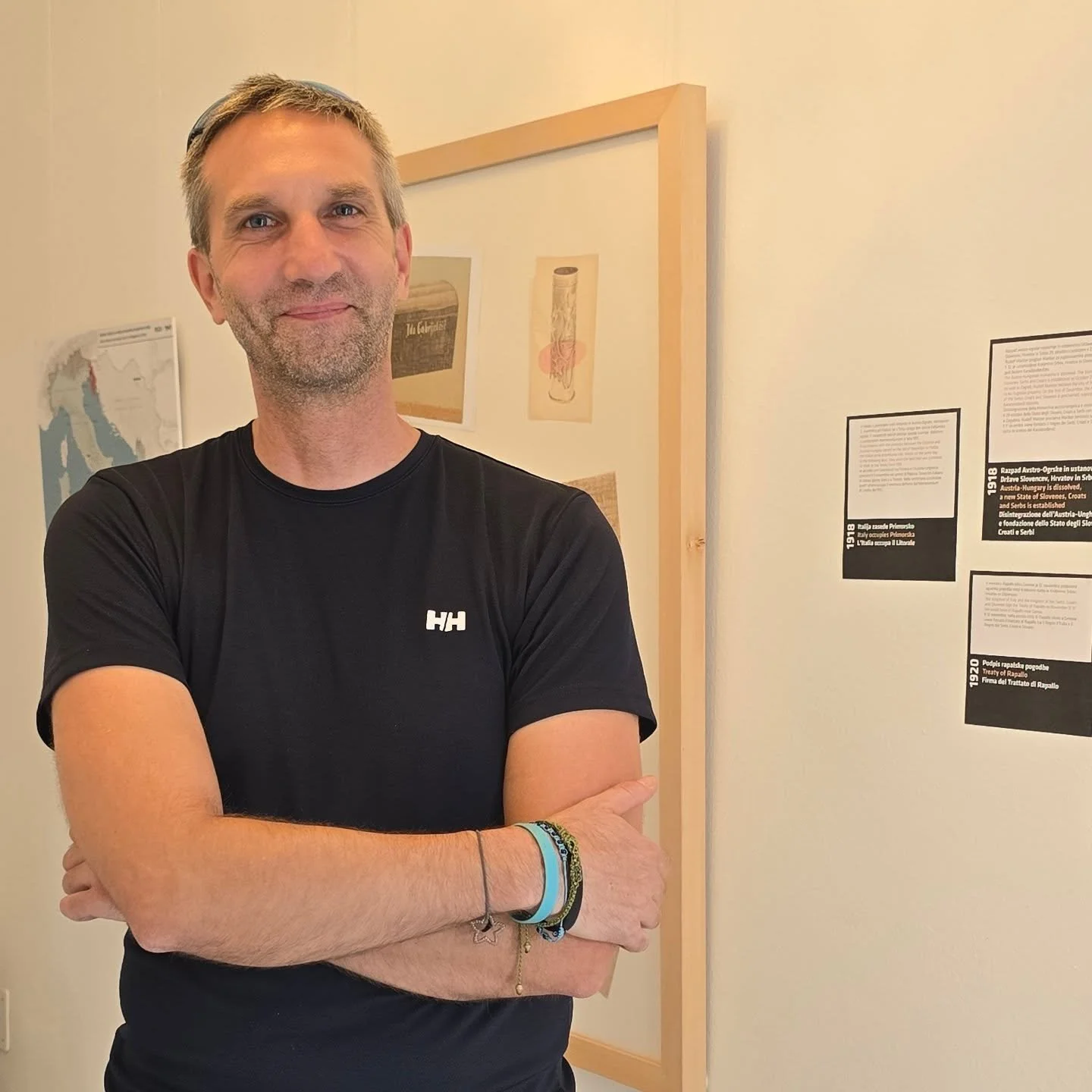 VODEN OGLED RAZSTAVE
24.10.2025
Ob 17.00

Z avtorjem razstave dr. Markom Klavoro se bomo sprehodili skozi čas, ki ga je raziskoval in odkrival preko zgodb in predmetov ljudi, ki so na zahodnem robu doživljali menjave držav, sistemov, mej, jezika.

Le