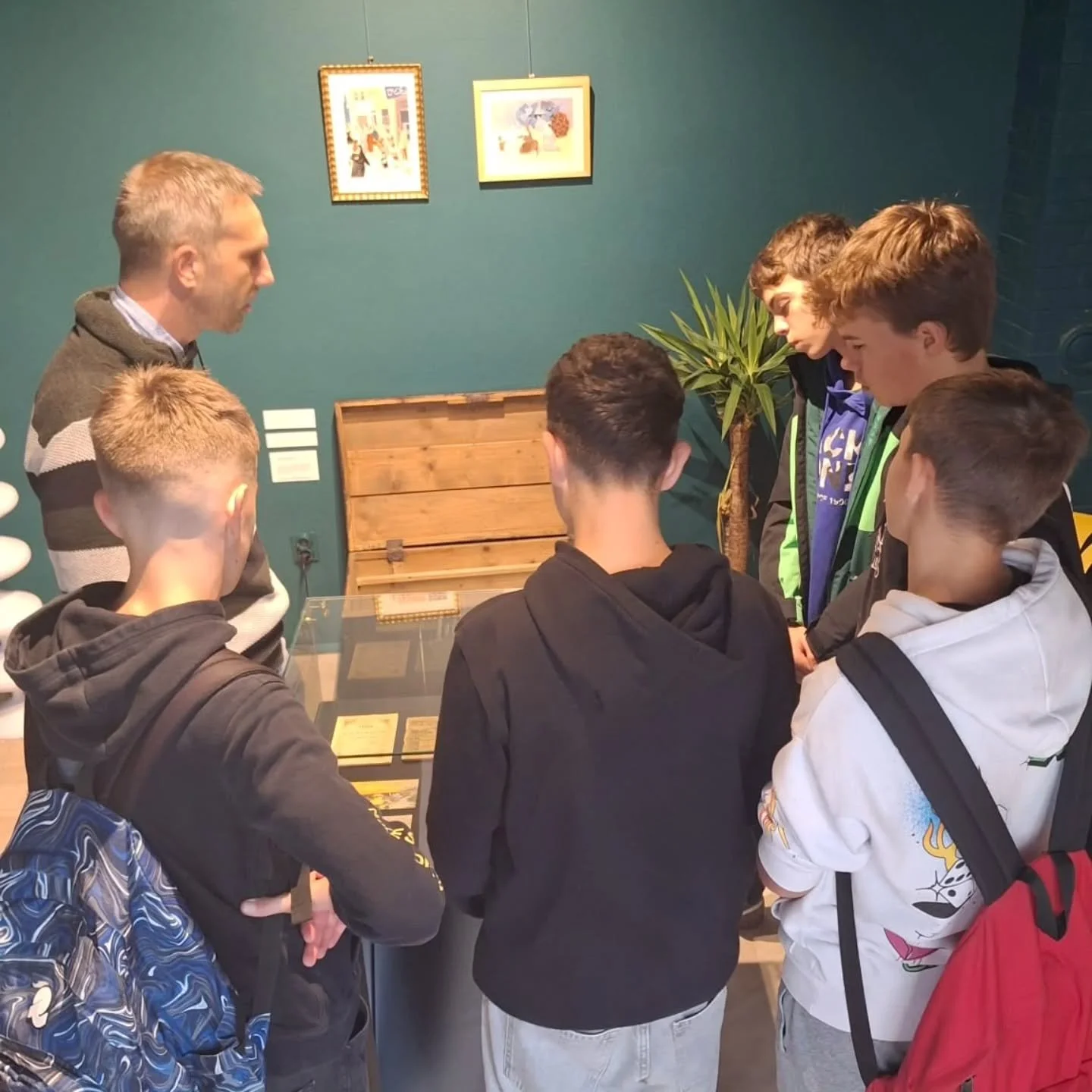 Na mladih svet stoji! Danes si je razstavo ogledala tudi skupina deveto&scaron;olcev O&Scaron; Alojza Gradnika. Skozi  časovnico stotih let območja na zahodnem robu jih je popeljal osebno kustos razstave in zgodovinar dr. Markom Klavora!
.
.
.
@goris