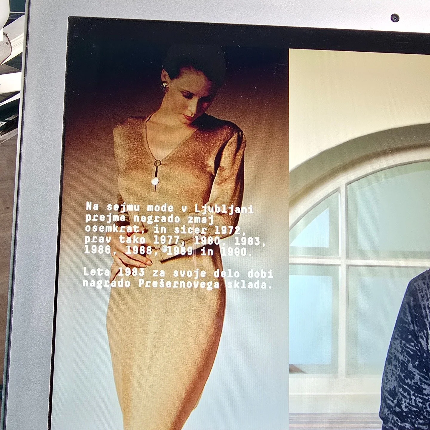 PRIHAJAJOČA RAZSTAVA

&quot; Modne ilustracije razstave 7.00-15.00 razkrivajo prepoznaven avtorski slog, ki
odseva osebno oblikovalsko poetiko ter hkrati ponuja vpogled v &scaron;ir&scaron;i družbeni in kulturni kontekst časa, v katerem so nastajale.