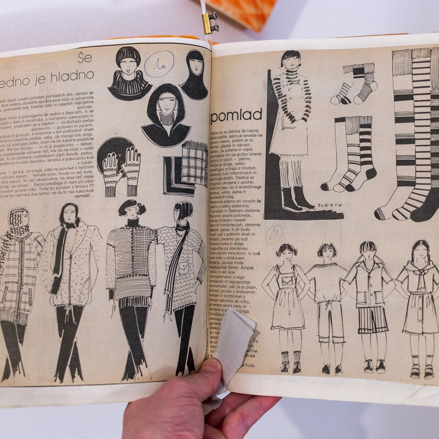 Utrinki otvoritvenega popoldneva v soboto, 22.11.2025.

Razstava 7.00 - 15.00 odkriva neprecenljiv zaklad razvoja slovenske mode in načina dela v nekem času, ki je nezavedno in zavedno oblikoval na&scaron; okus, stil, občutek za lepo in kvalitetno. 
