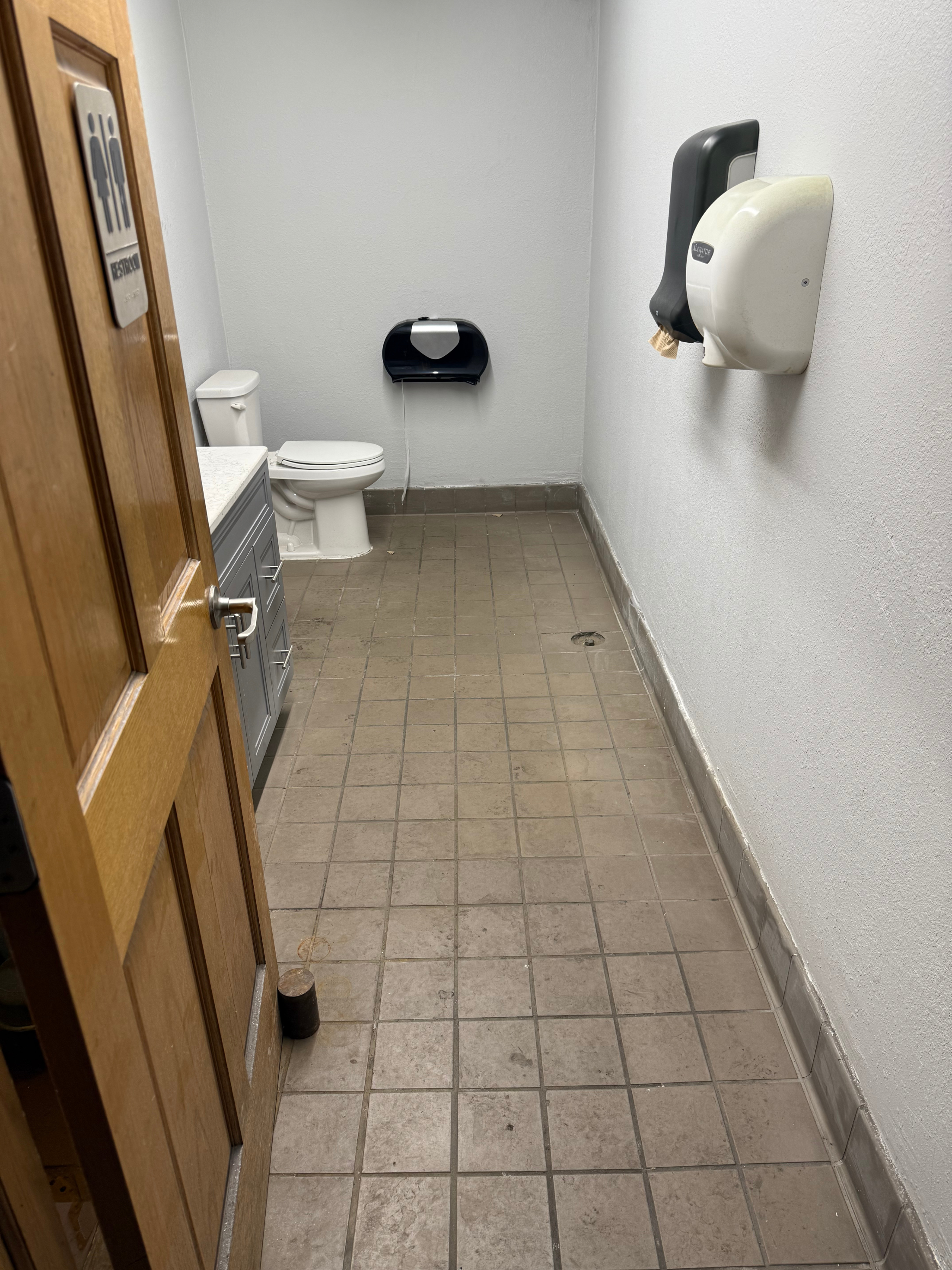 restroom 2 (before)