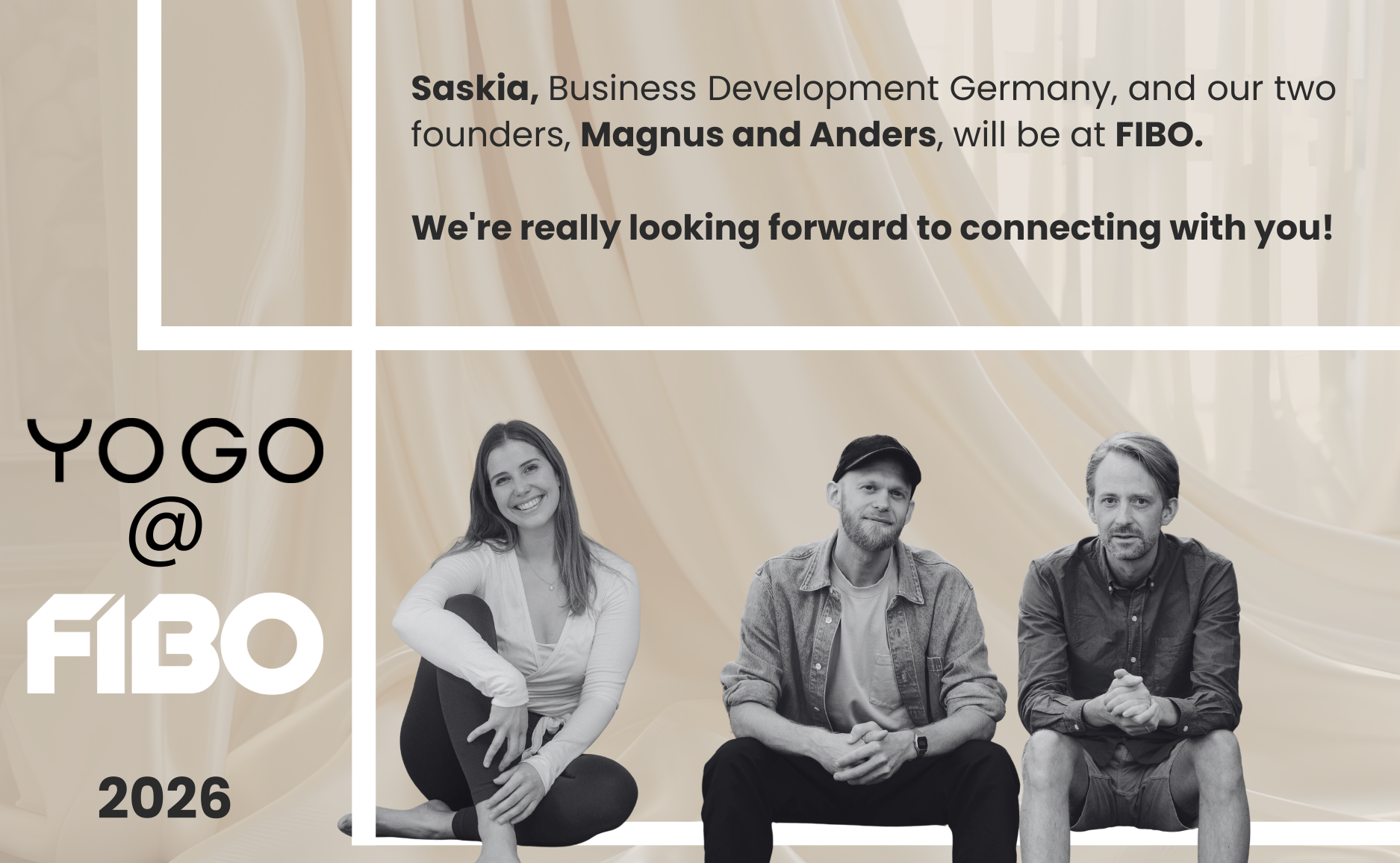YOGO teamet til FIBO 2026 – Saskia, Magnus og Anders sidder sammen og smiler
