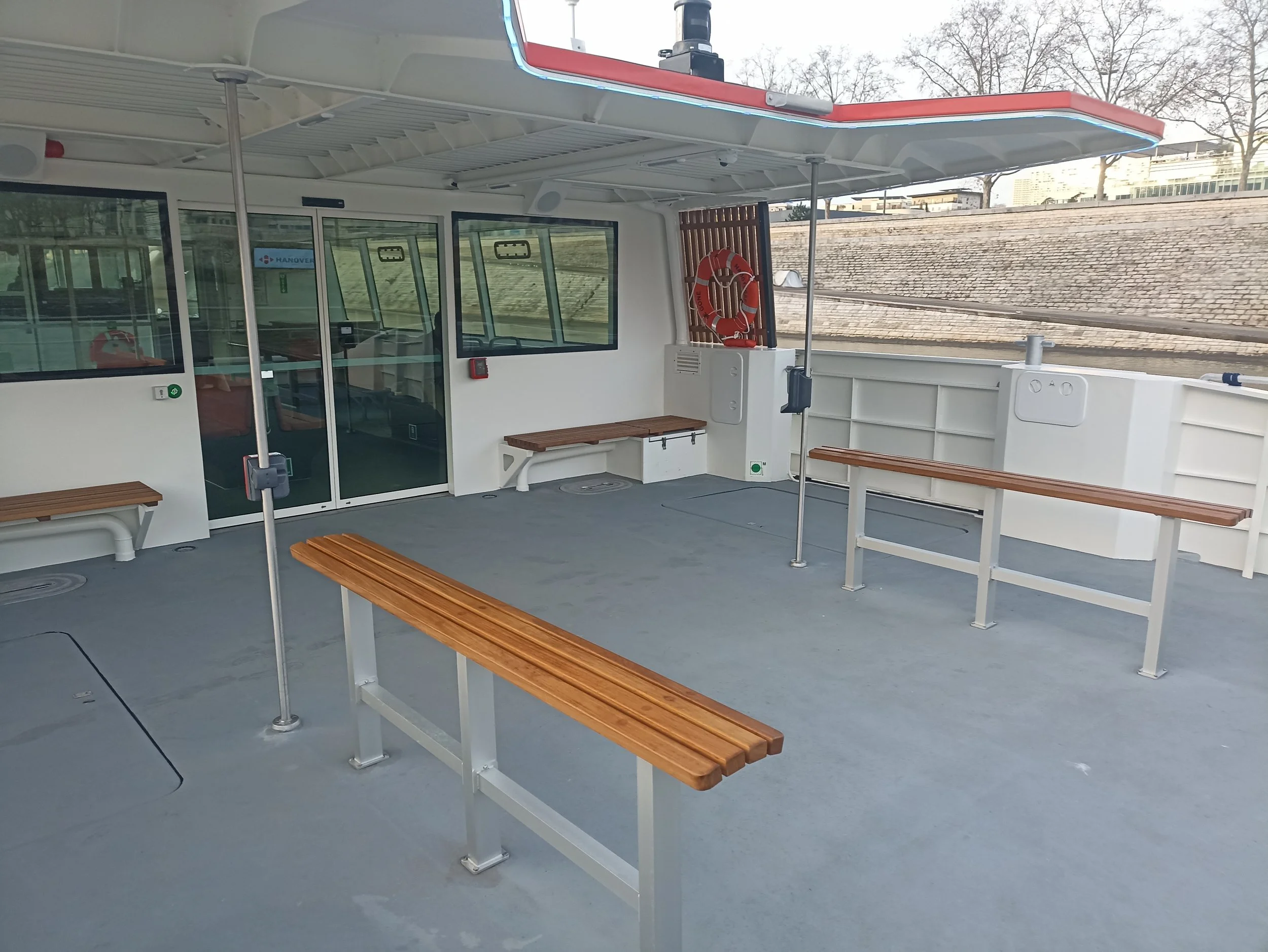 Assis-debout (ou appui ischiatique) avec capacité de 21 places sur le pont arrière.