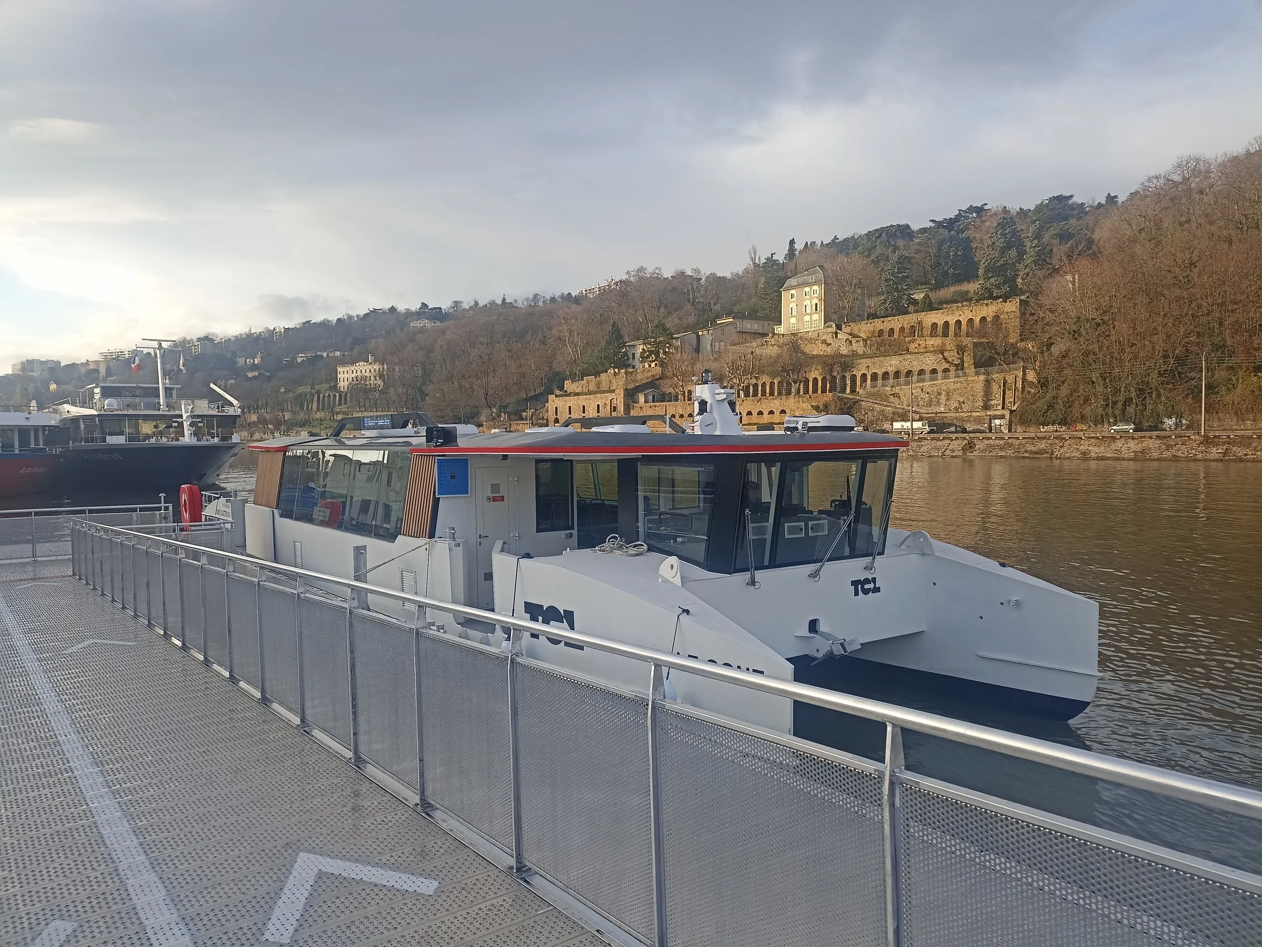 Le Gone accoster au ponton de la station Confluence (Quai Rambaud).