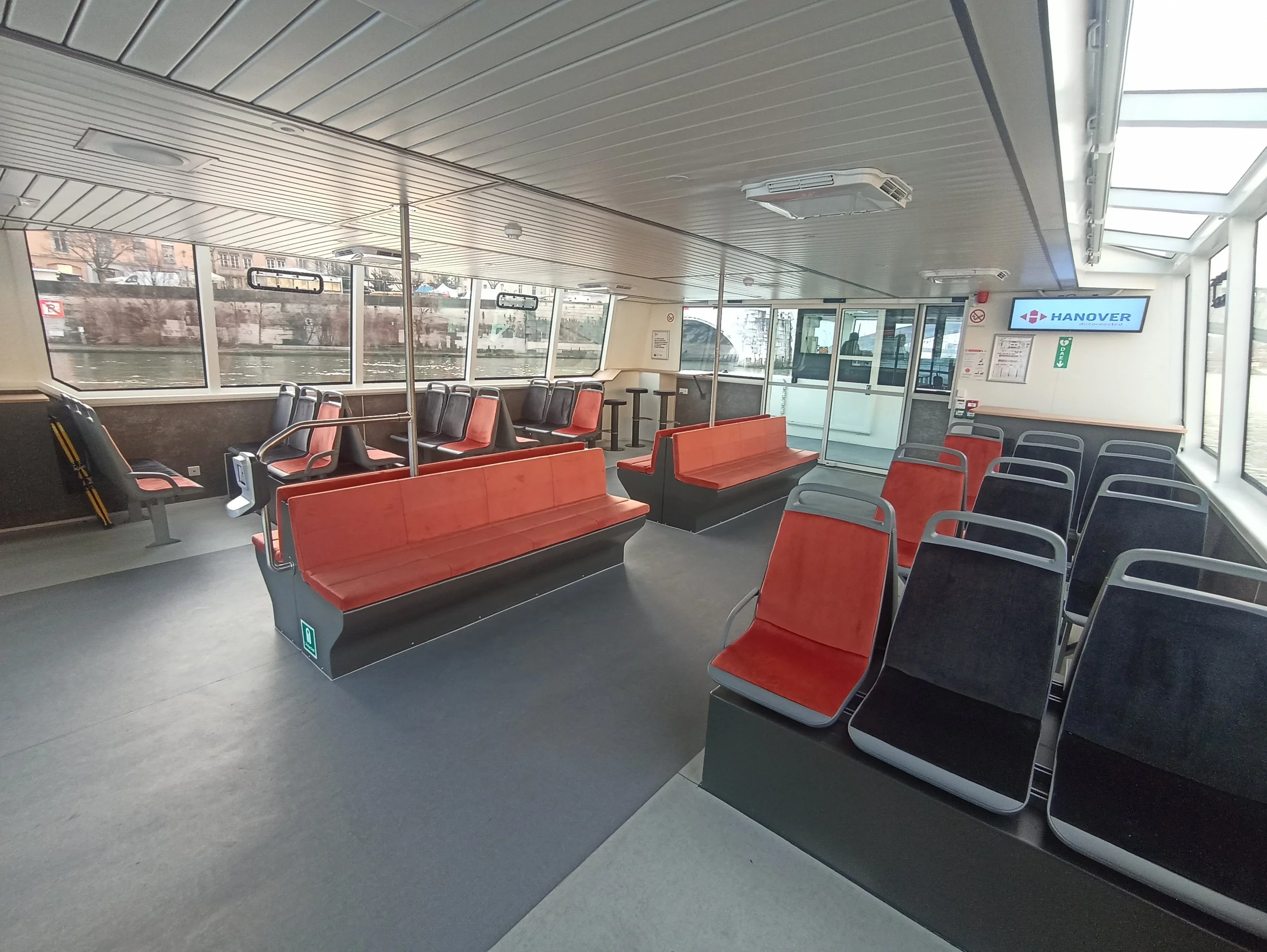 Confort et capacité de 55 places assises dans le salon central.