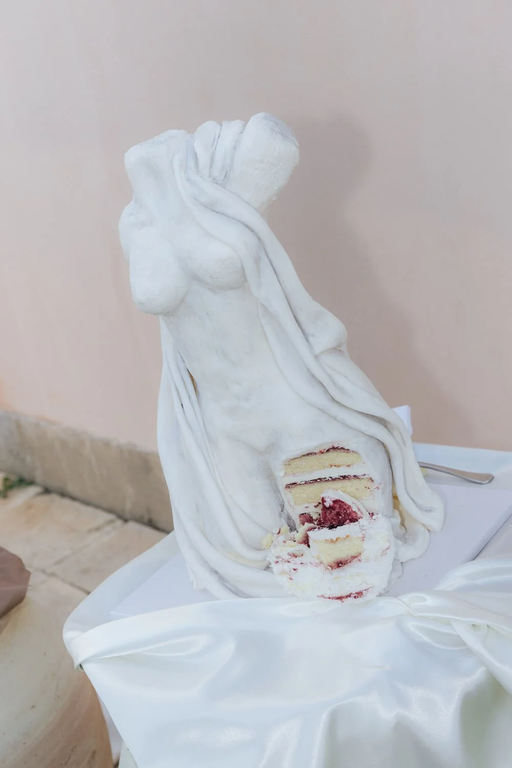 Sculptural wedding cake inspired by classical art for a refined and modern braccialieri sicily wedding