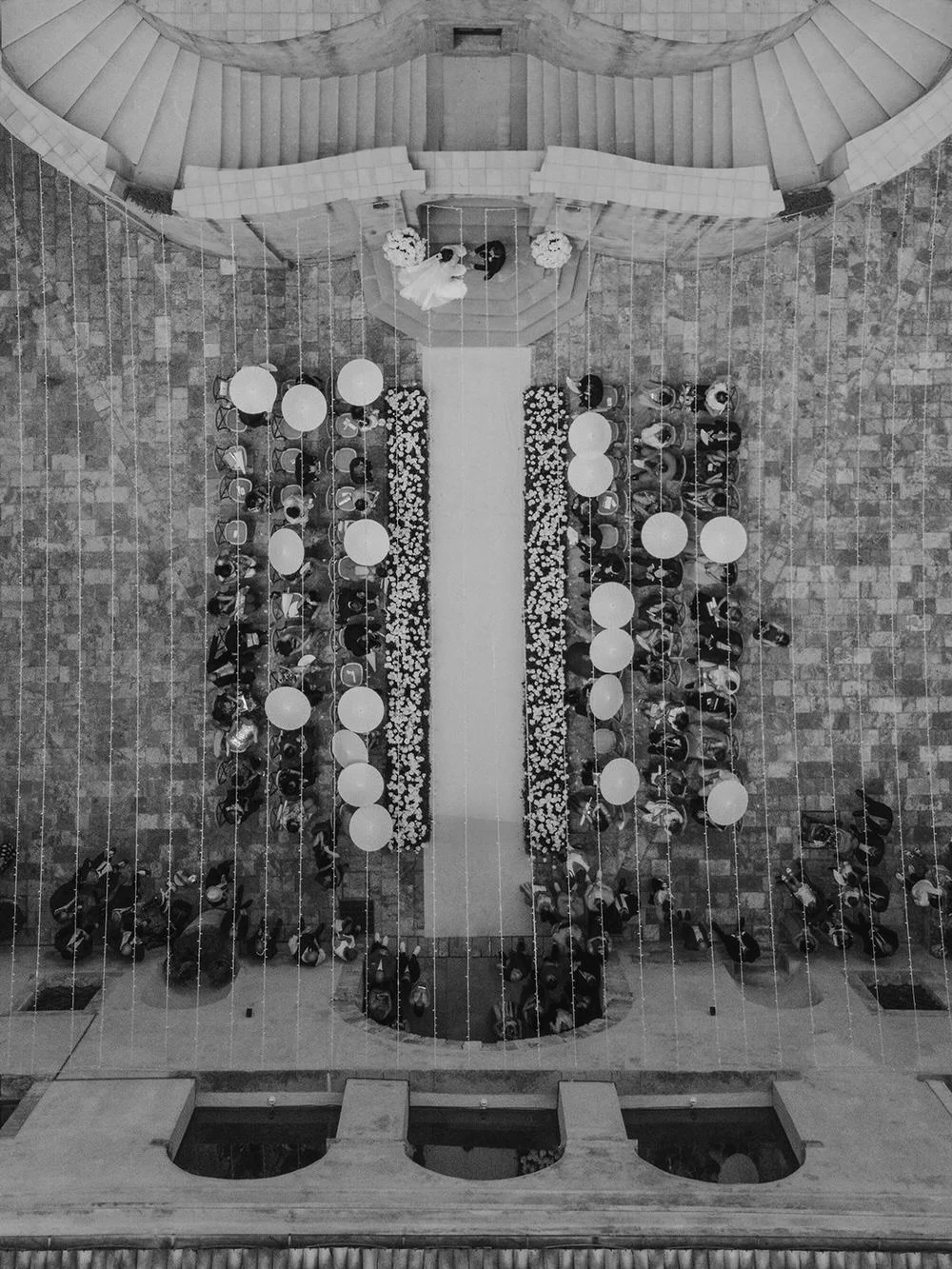 A wedding story set at @palazzo_dei_principi_lanza , Calabria.

All white roses.
No mix, no clutter.
Just repetition. Clarity. Architecture.
Planned by Agnese Ferraro, everything in this Principi Lanza Calabria wedding was placed with care.
Nothing w