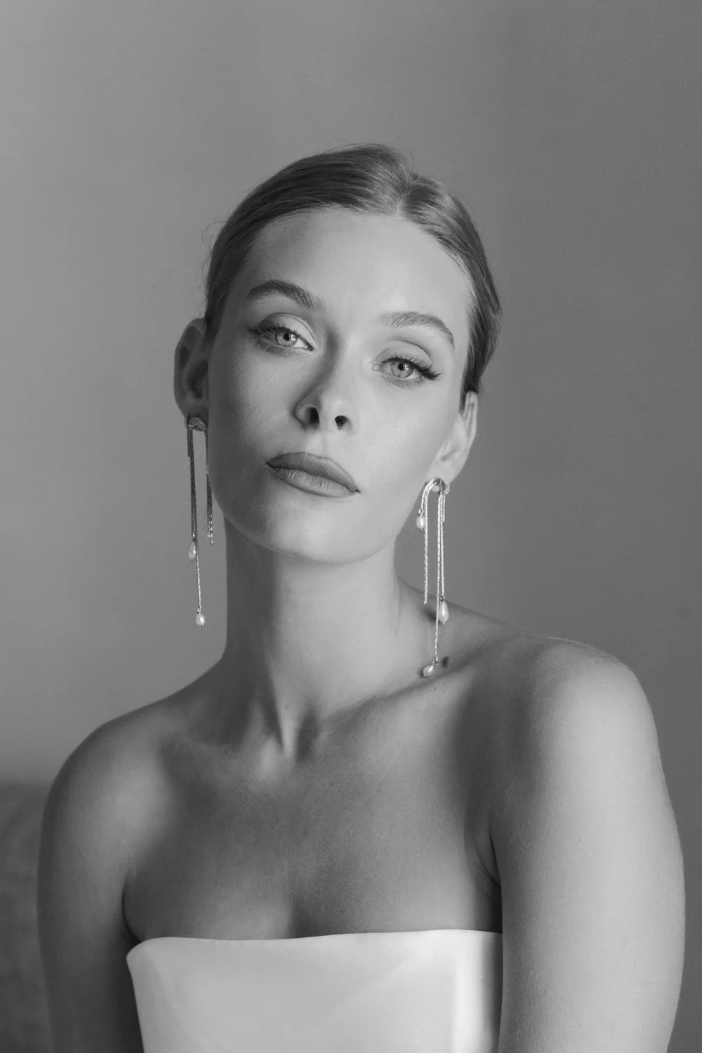 elegant bridal portrait at braccialieri, sicily wedding. minimal strapless dress and statement earrings for the bride who loves timeless beauty and refined elegance. perfect inspiration for a natural and editorial wedding look in sicily