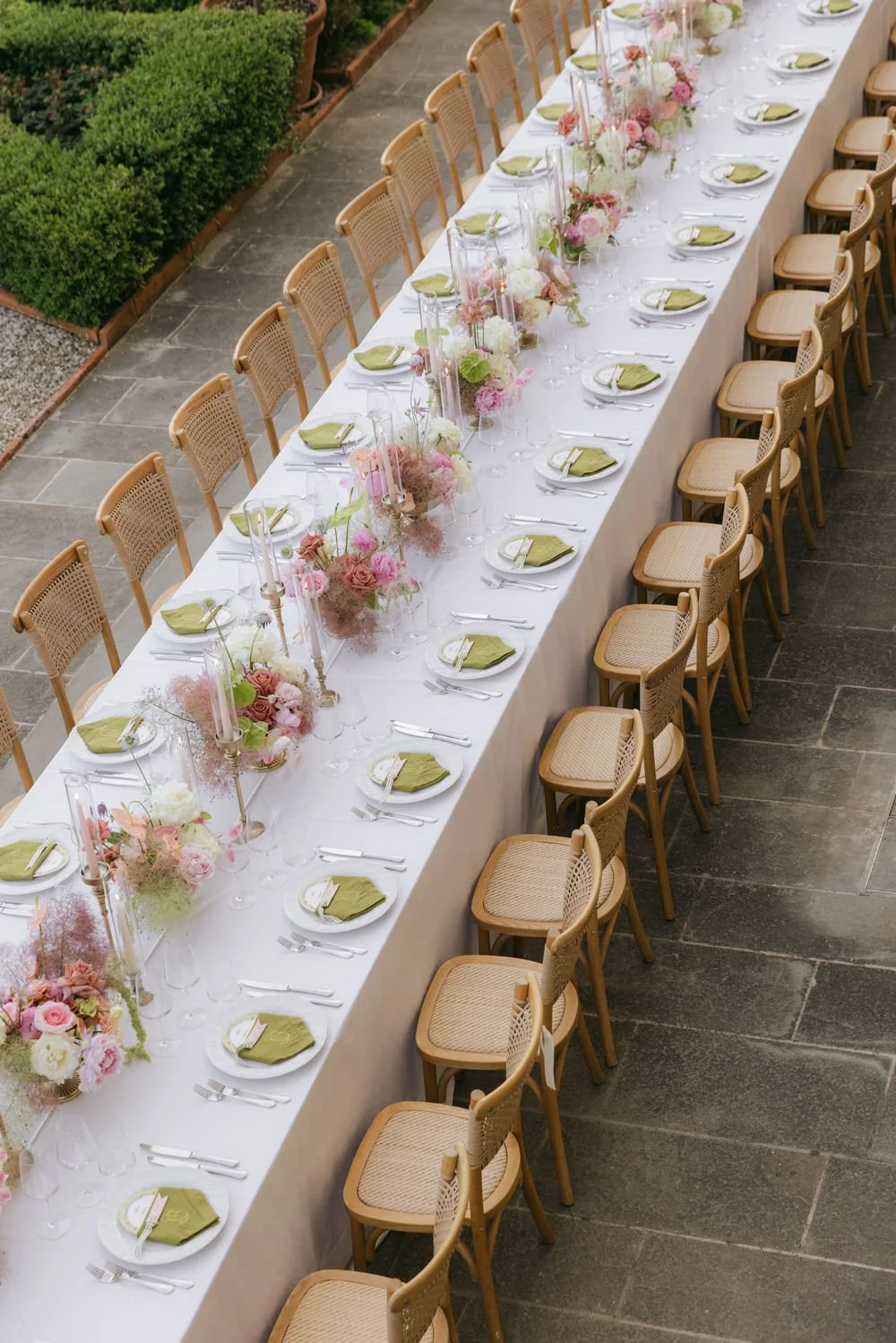 Minimalist luxury wedding table setup with olive napkins and pink florals at a Palagina Tuscany wedding