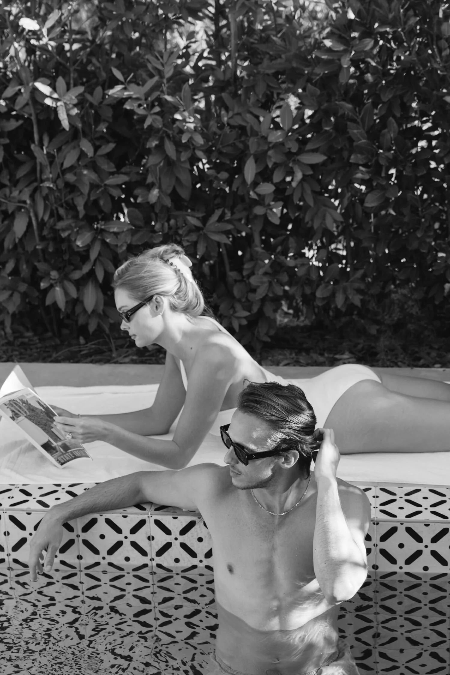 Braccialieri Sicily wedding editorial inspired by a modern Dolce Vita mood, blending sunlit textures, poolside intimacy and effortless elegance into a nostalgic, film-inspired destination wedding in Italy