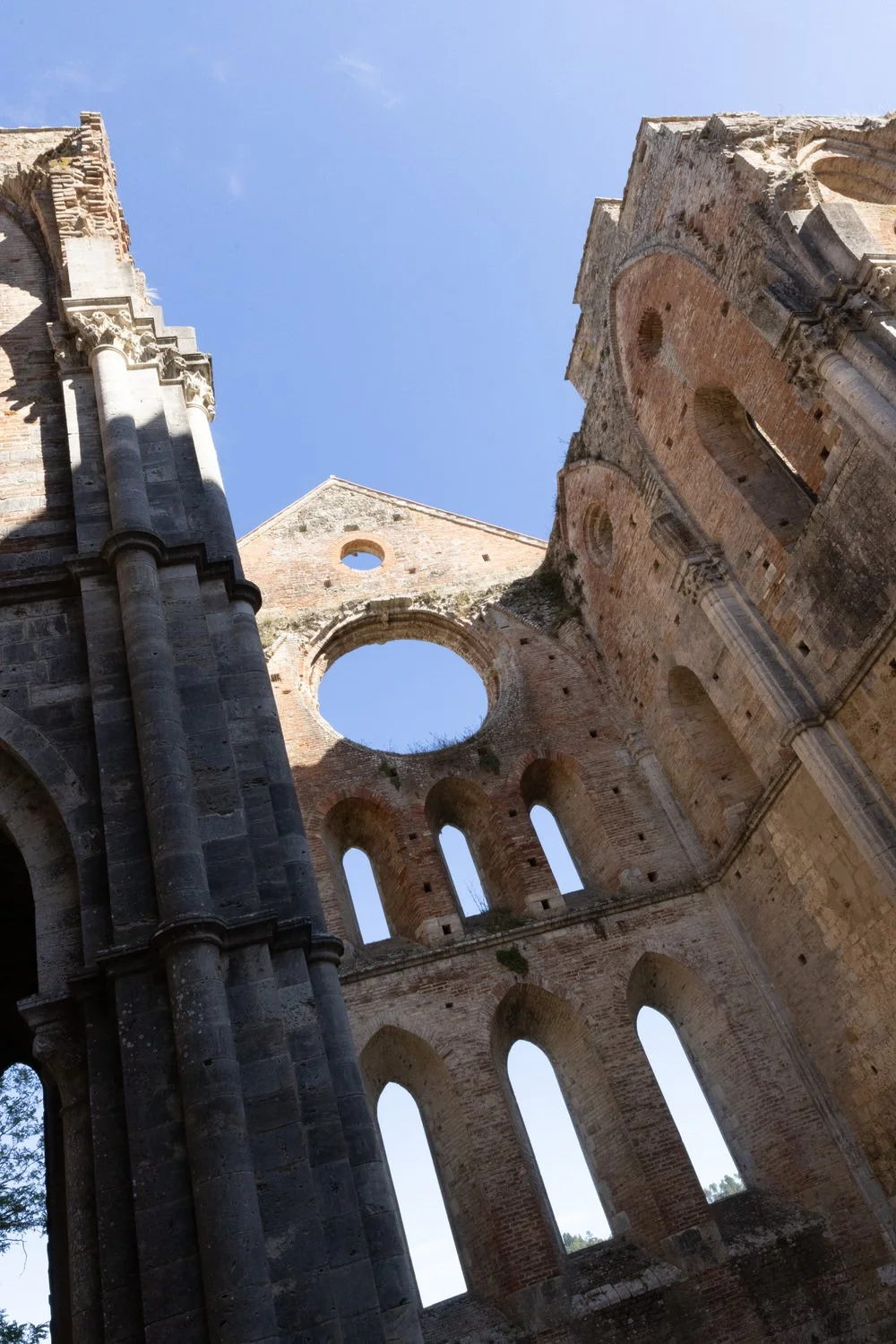 Dramatic angles reveal the sculptural beauty of San Galgano Abbey’s open-air ruins. A striking architectural perspective for a Tuscany editorial wedding story
