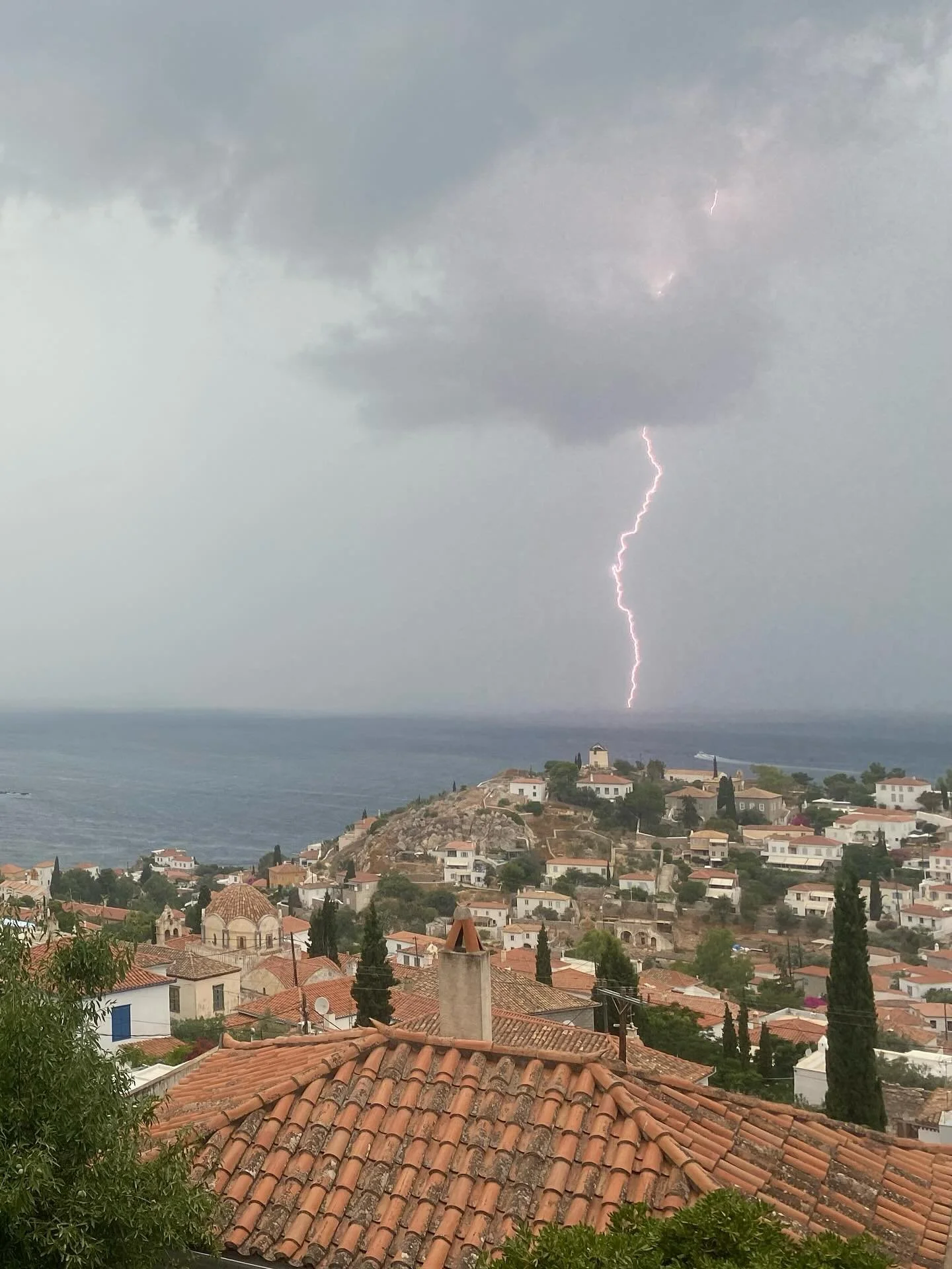One of this summer&rsquo;s better efforts with the camera #greece #lightningstrike and one for all the team @eyelightningbooks ⚡️