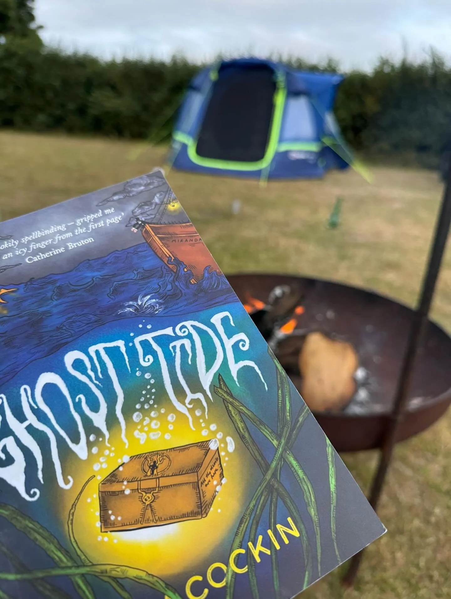 Delighted to see my book Ghost Tide has been packed into so many holiday suitcases this summer - who says a #ghoststory is just for Christmas?