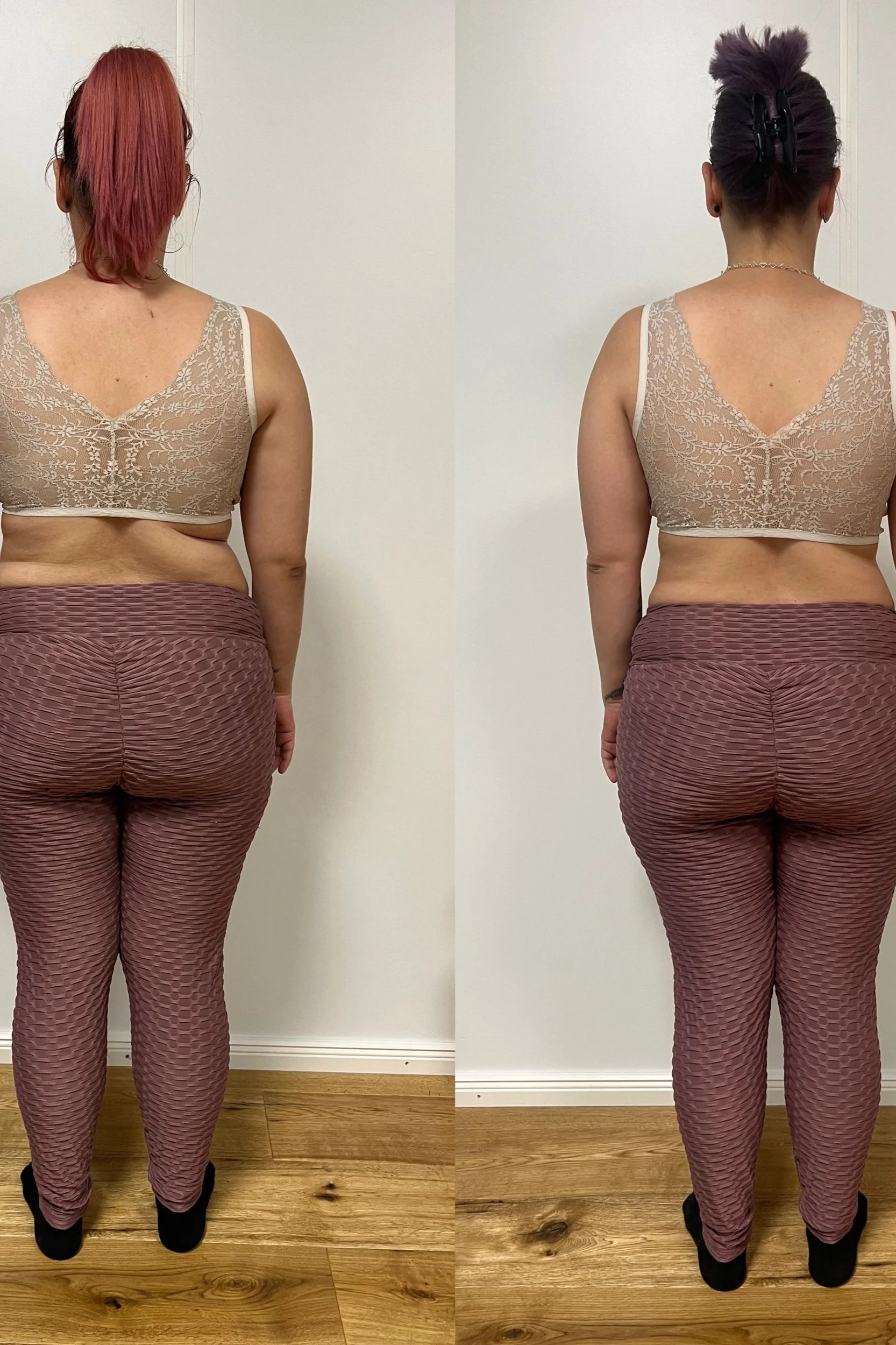 Zwei Rückenansichten einer Person, die in einem Spitzen-BH und gemusterten Leggings gekleidet ist, mit unterschiedlicher Haarfarbe und Frisur in jeder Ansicht. Die Person steht vor einer weißen Wand auf einem Holzfußboden.