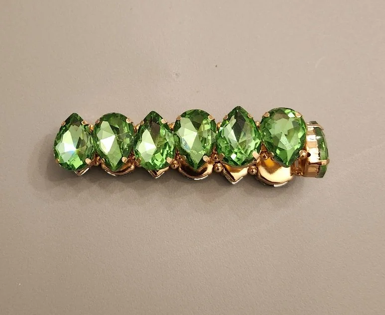 5220 - BRACELET WITH GREEN TEARDROP STONES.jpg