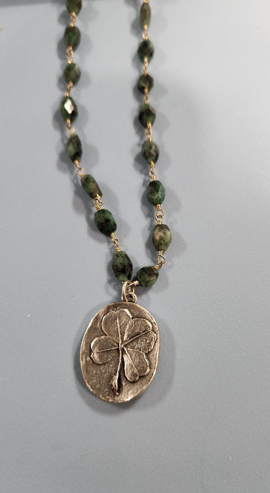 T6900 - SILVER CLOVER NECKLACE WITH RAW EMERALD GLASS.jpg