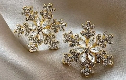8745 - VINTAGE WINTER SNOWFLAKE STUD EARRINGS.jpg