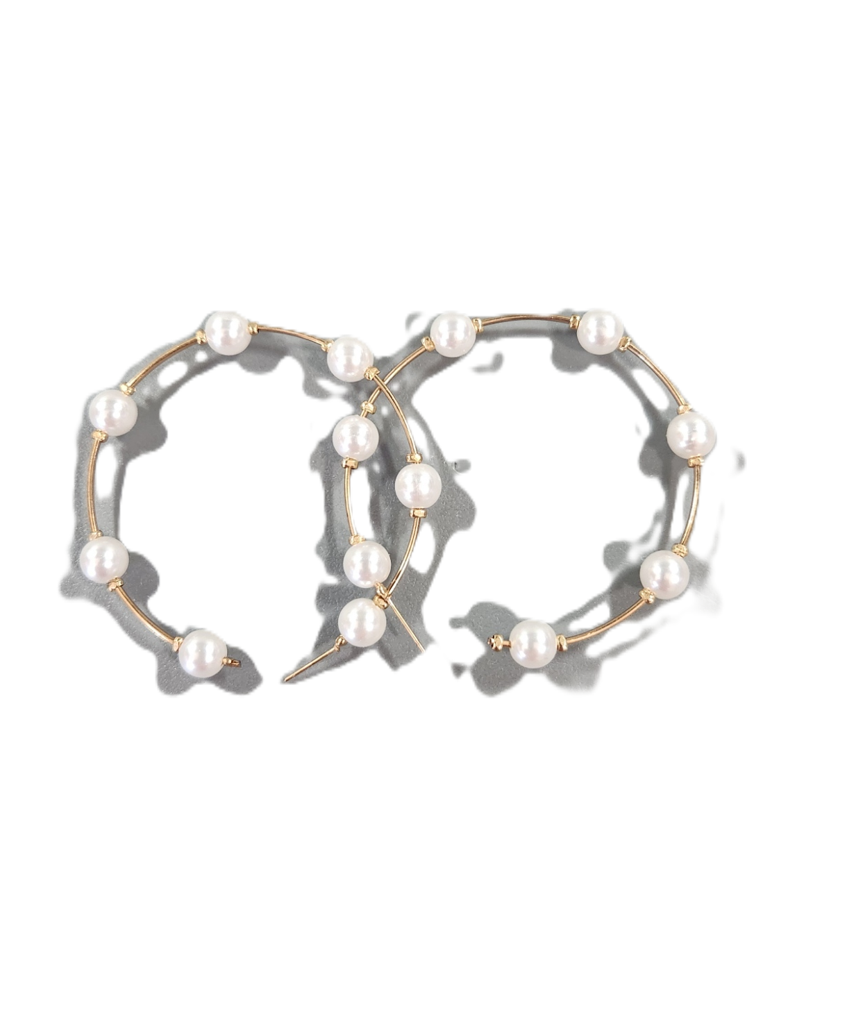 Z8303 - GOLD TONE WHITE BEAD EARRINGS.png