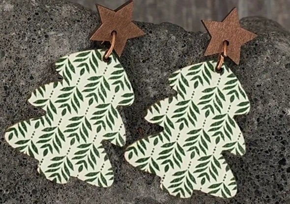 5789 - RUSTIC WOODEN CHRISTMAS TREE DANGLE EARRINGS.jpg