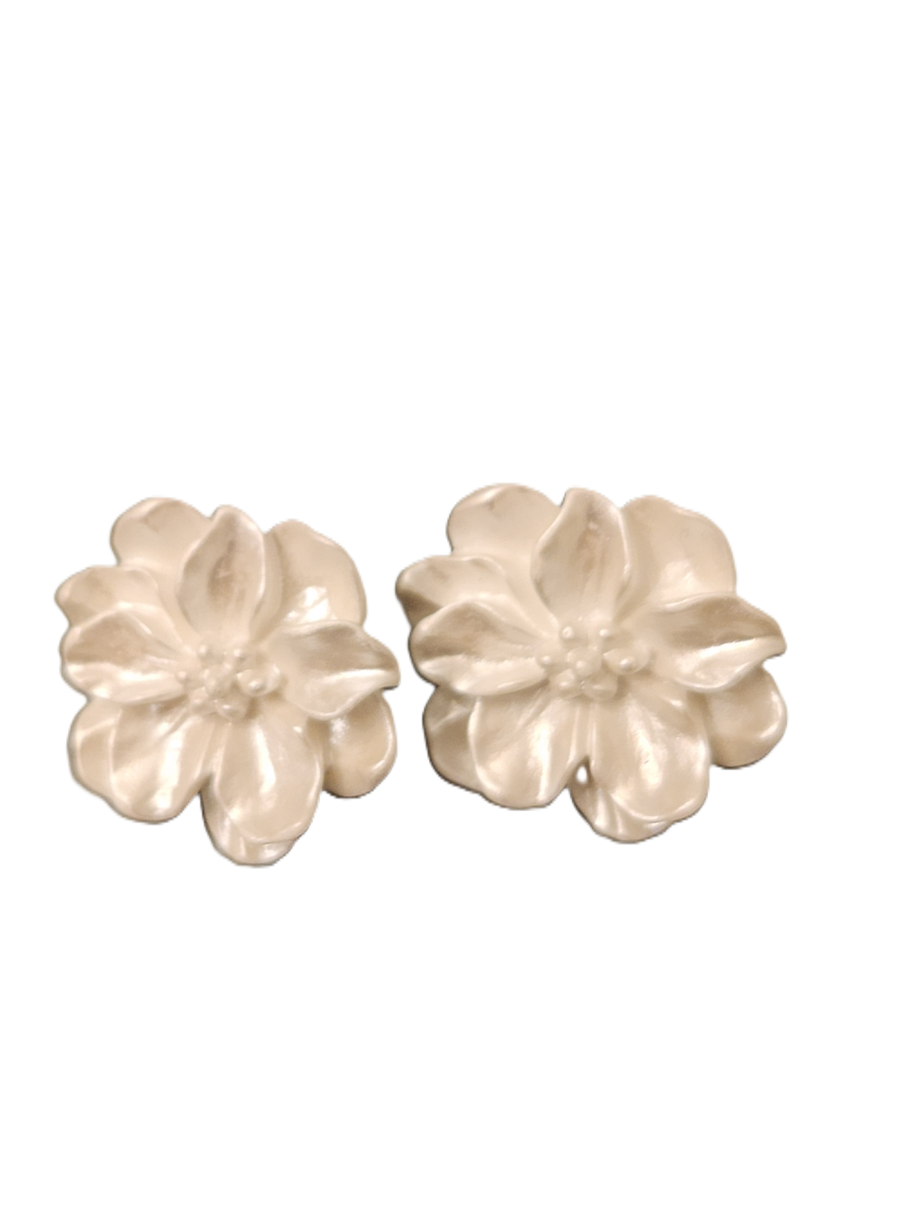Z9393 - WHITE MAGNOLIA STUD EARRINGS.png