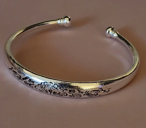 5812 - SILVER TONE CUFF BRACELET.jpg