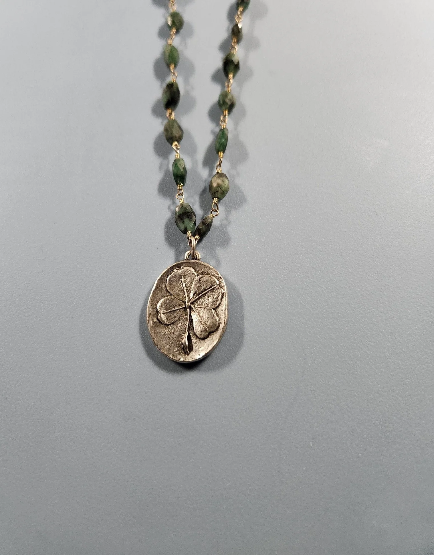 T6900 - SILVER CLOVER NECKLACE WITH RAW EMERALD GLASS.jpg