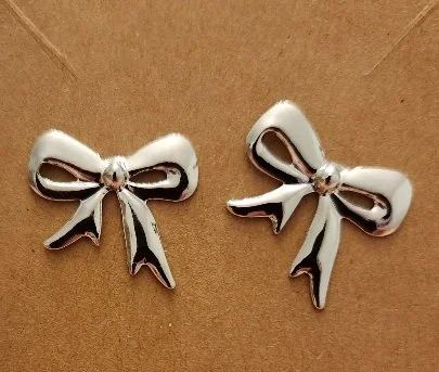 Z8467 - SILVER TONE BOW TIE EARRINGS.jpg