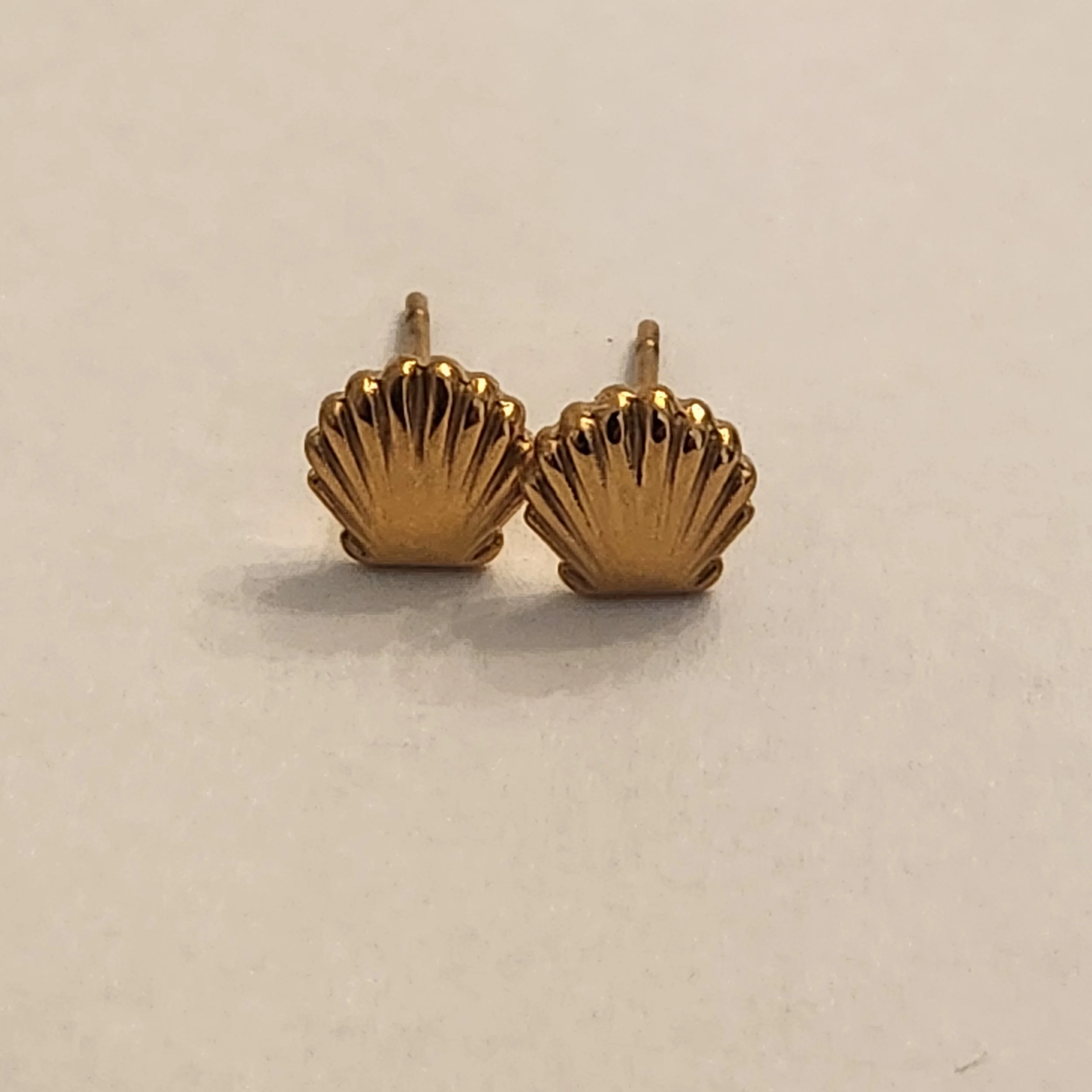 Z7390 - SMALL GOLD TONE SHELL EARRINGS.jpg