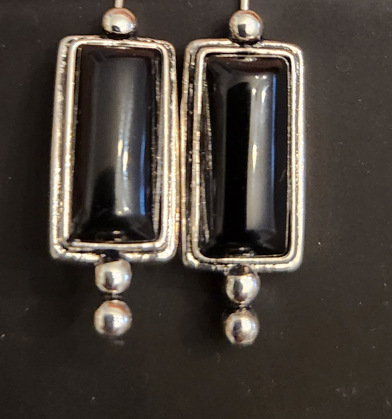 Z6079 - SILVER TONE EARRINGS WITH BLACK STONES.png
