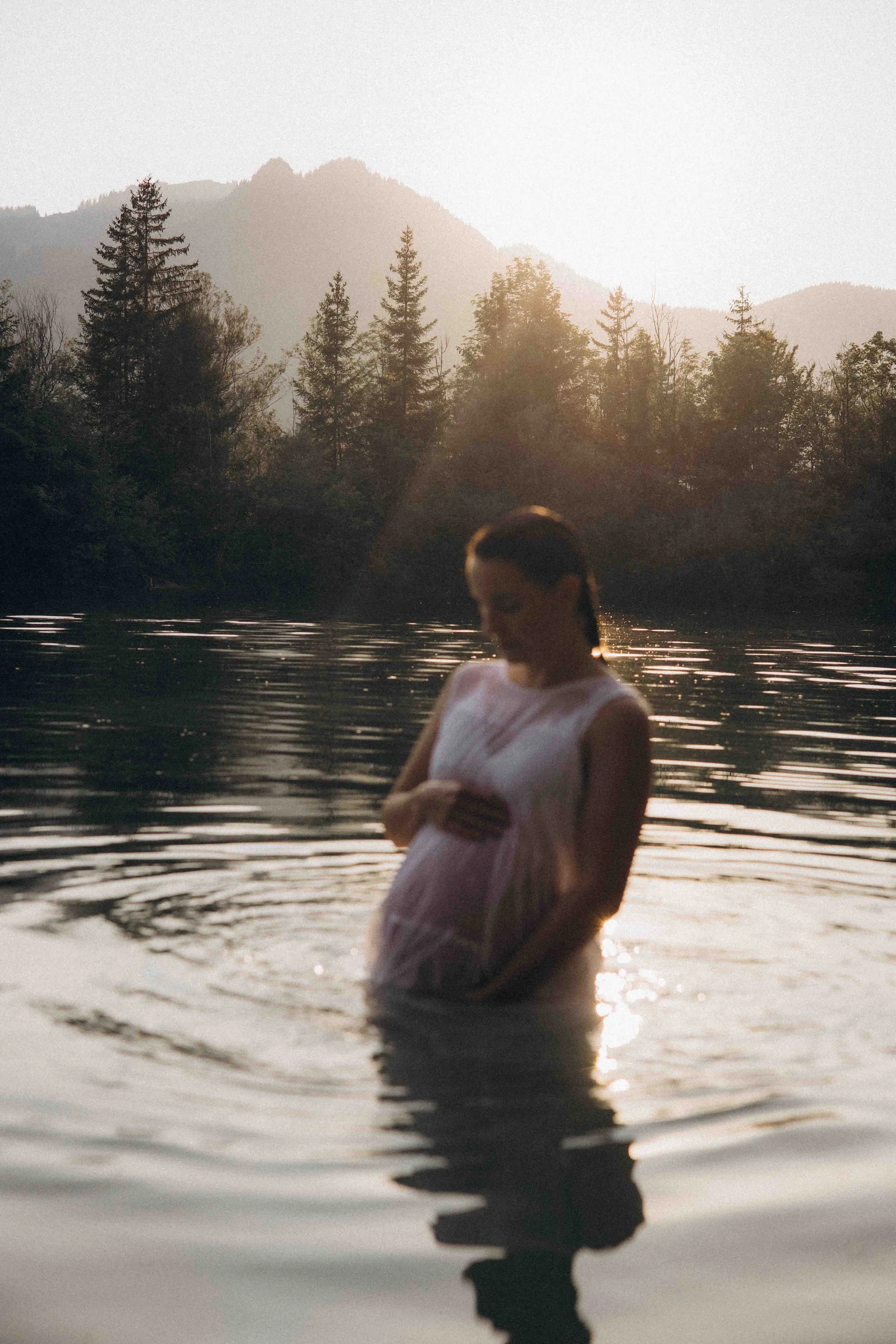 Babybauchbilder im Wasser. München, Geretsried, Holzkirchen, Starnbergersee, Ammersee, Tegernsee.