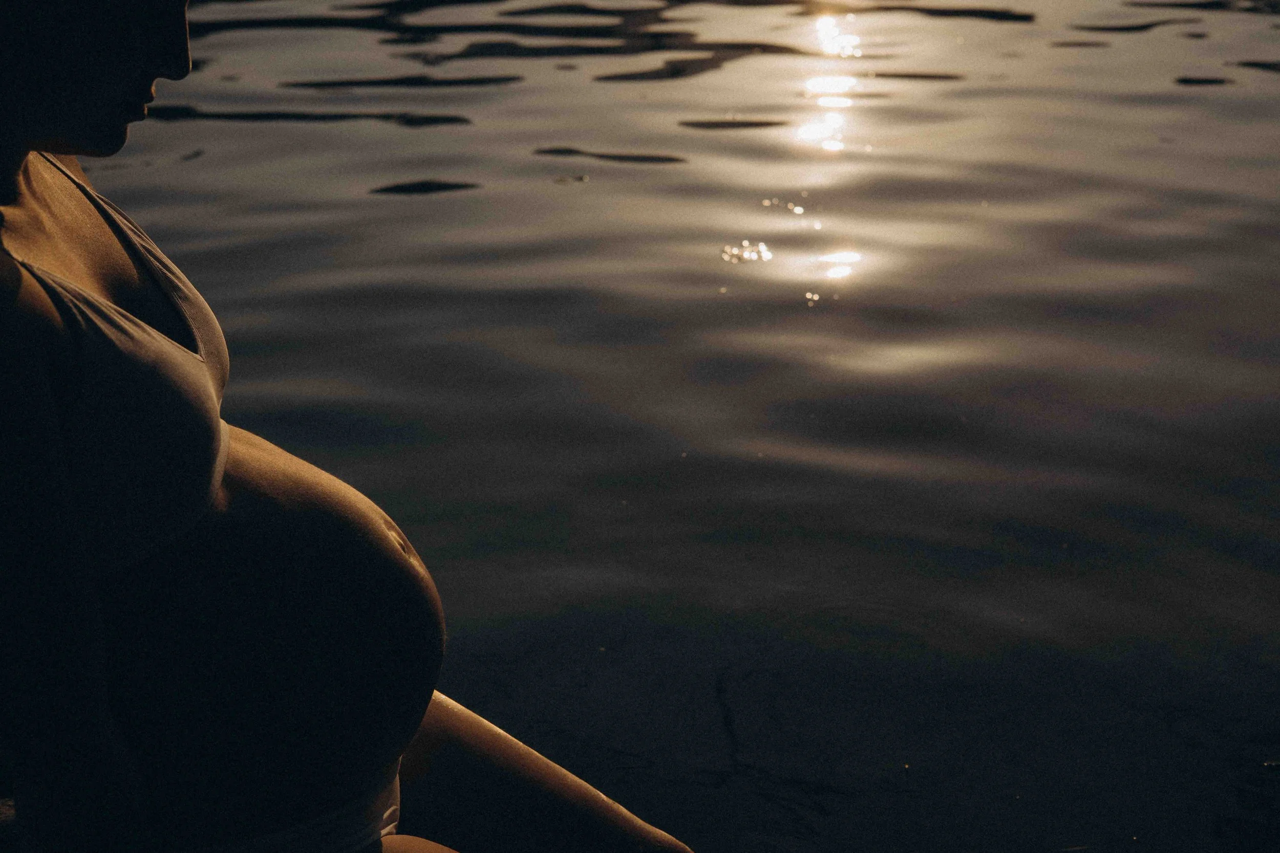 Babybauchfotoshooting am Wasser in Lenggries.