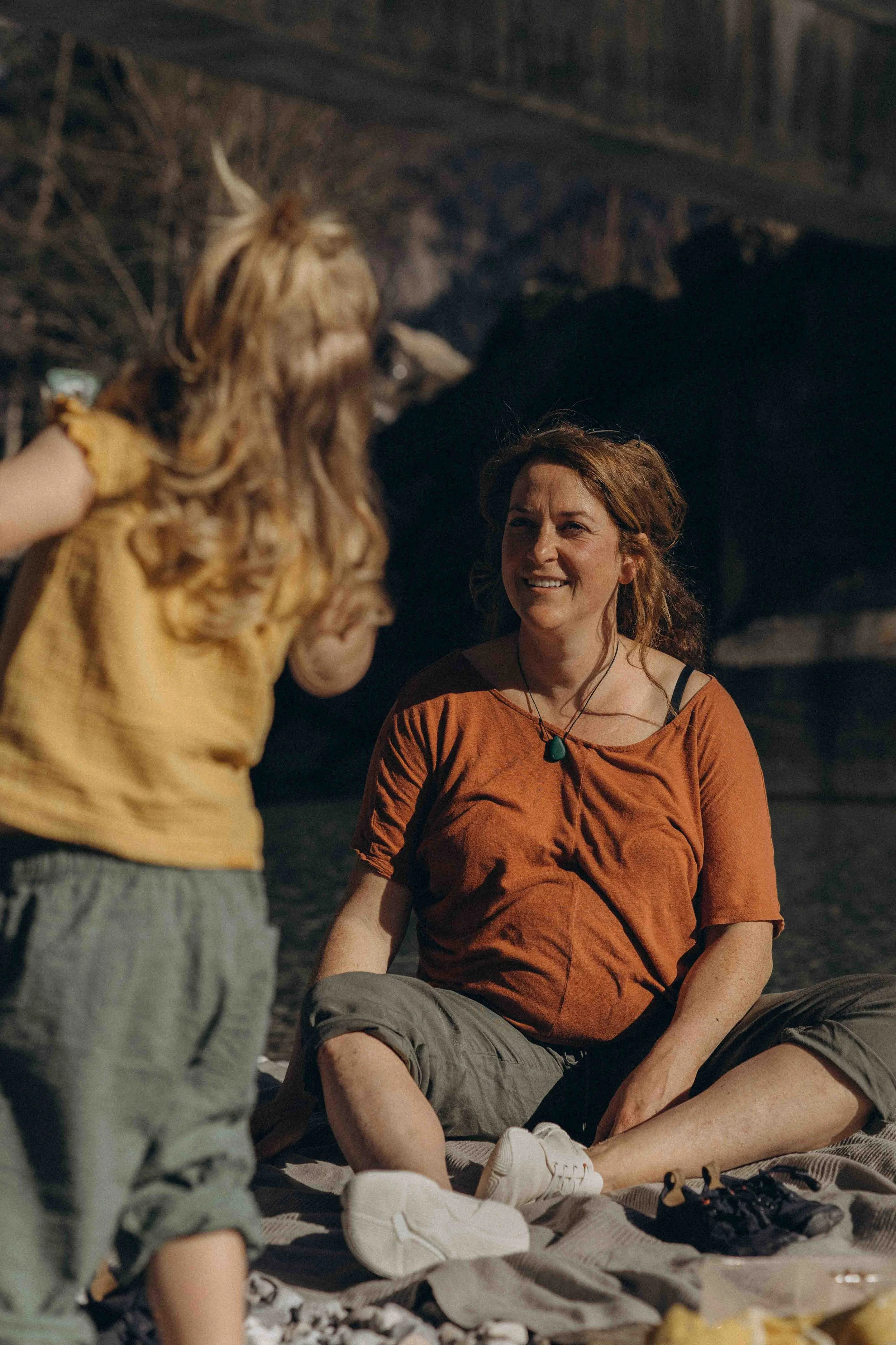 Babybauch mit Geschwisterkind an der Isar