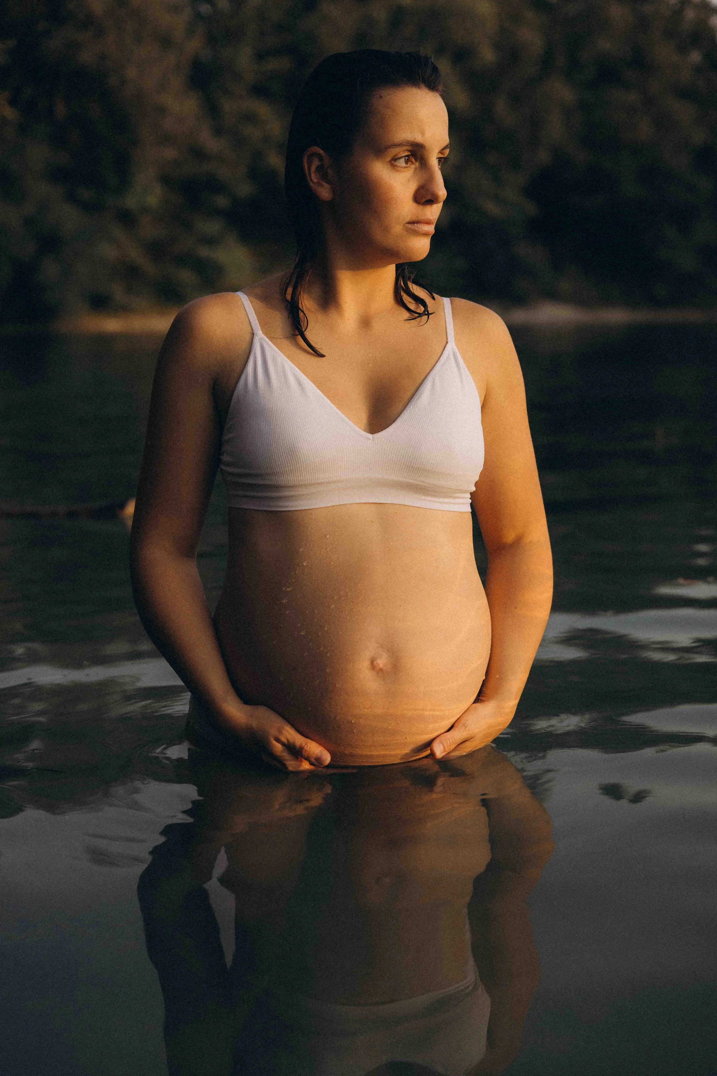 Fotoshooting in der Schwangerschaft. Bilder im Wasser. Oberbayern.