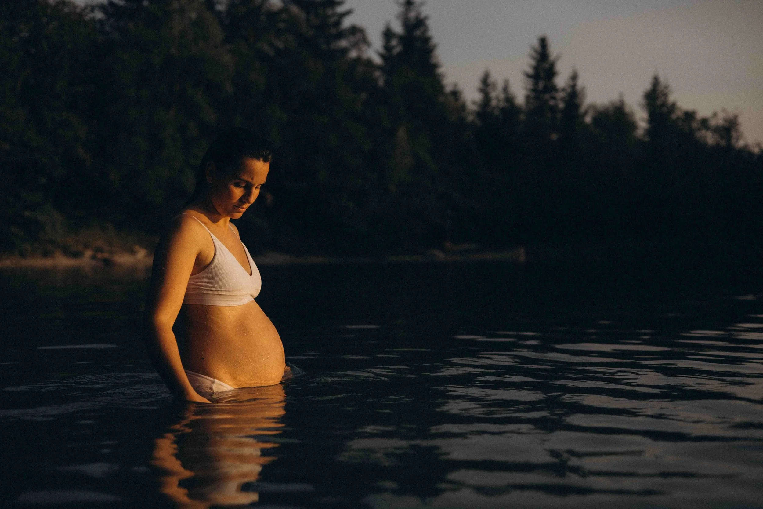 Babybauchfotos im Wasser. Fotoshooting am Wasser von München, Tegernsee, Starnberg, Ammersee bis Wolfratshausen und Weilheim.
