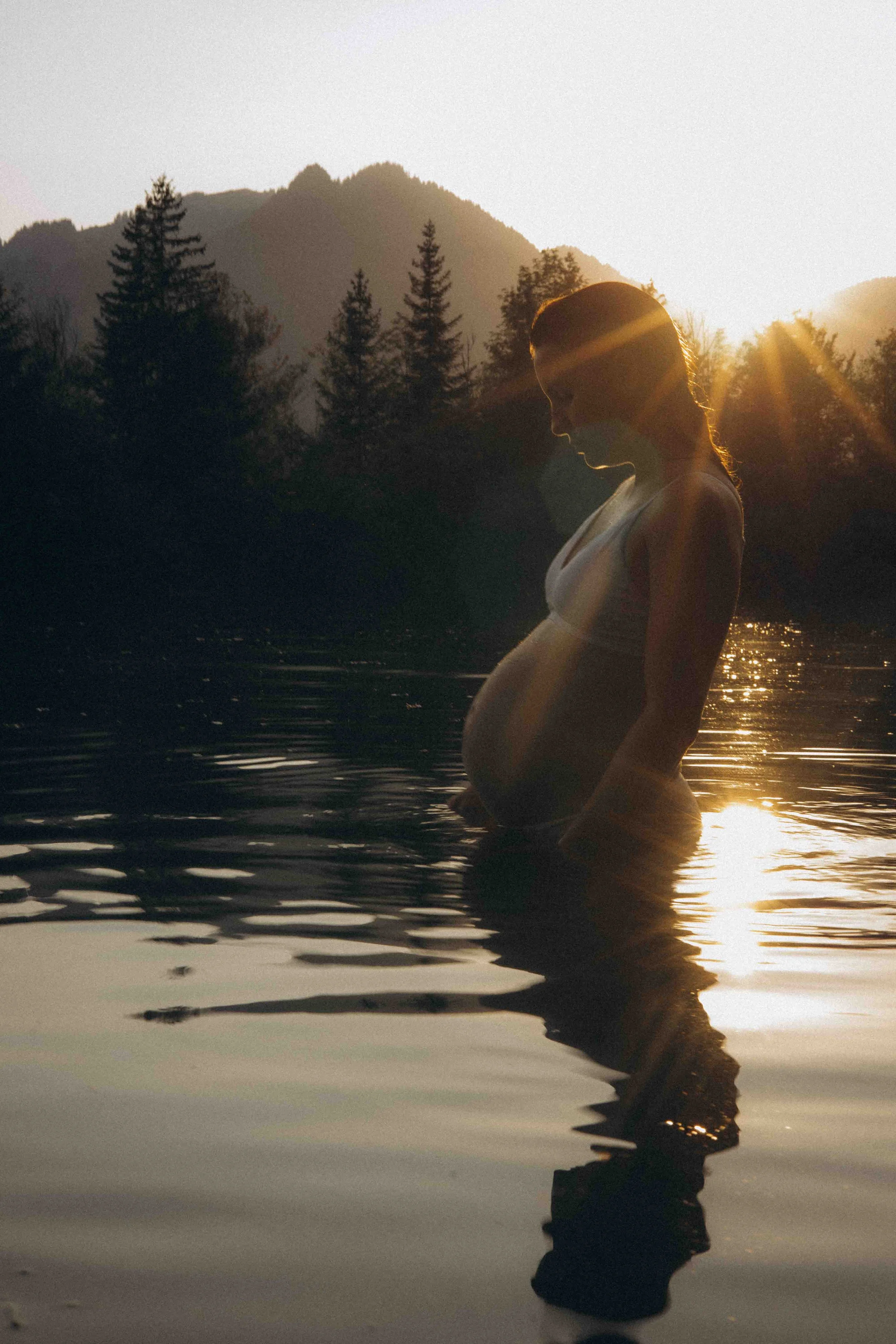 Schwangerschaftsfotos im Wasser in Oberbayern - München und Umland.