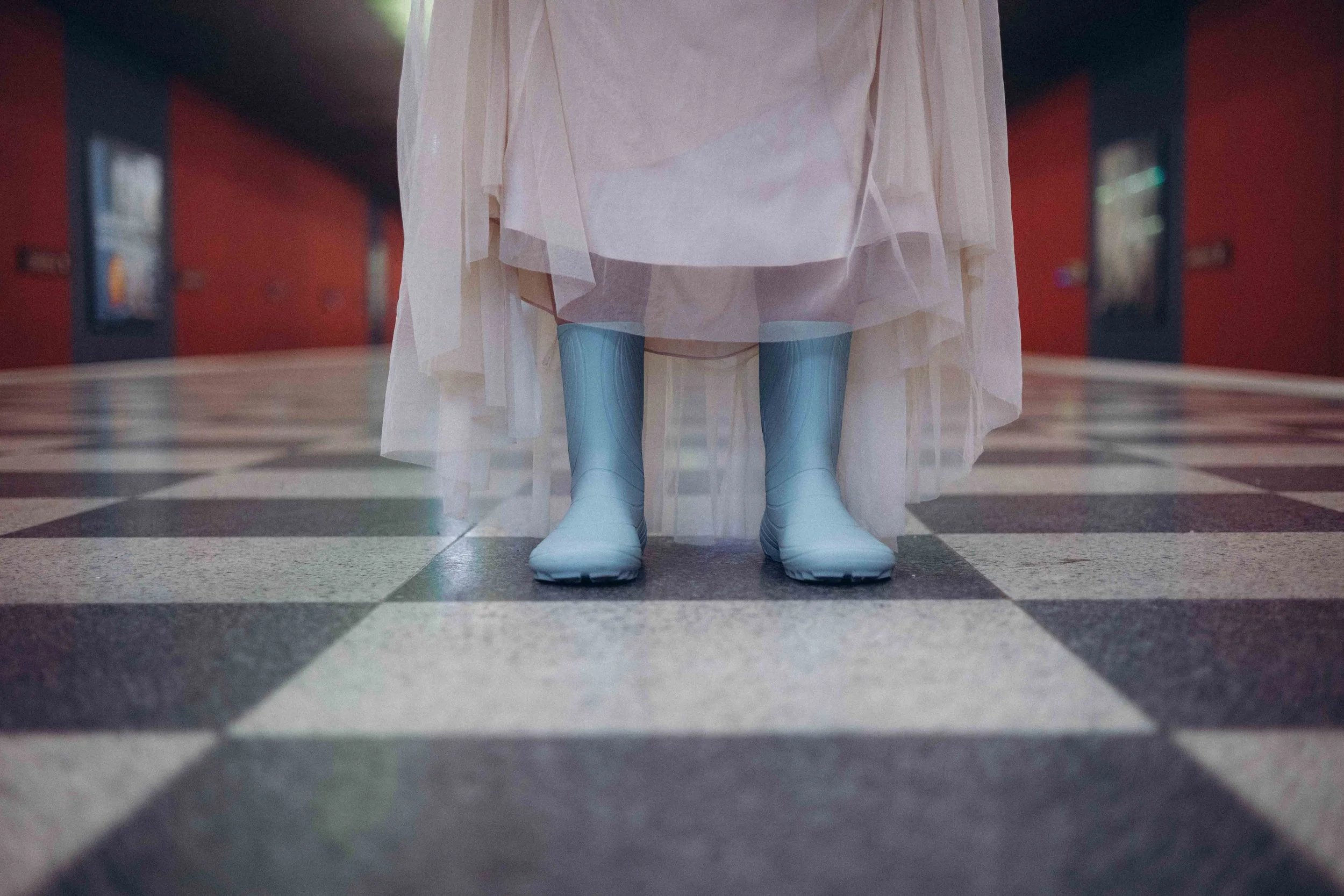 Editorial-Foto Lifestyle-Shooting für Wildling, Model mit Gummistiefel und Tüllrock in U-Bahn Station München.