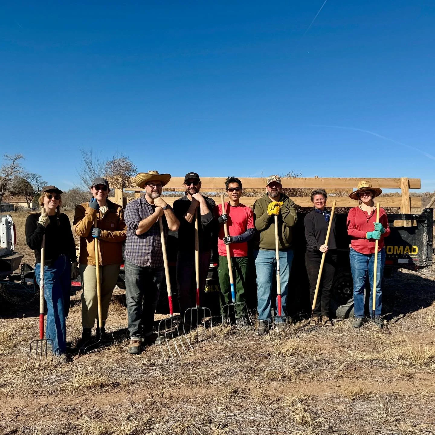 It was a particularly satisfying (and beautiful) work day with Rio Grande Return last week ☀️. We spent the morning removing massive piles of old tumbleweed and kochia from an open space in the North Valley. These noxious weeds create fire hazards, b