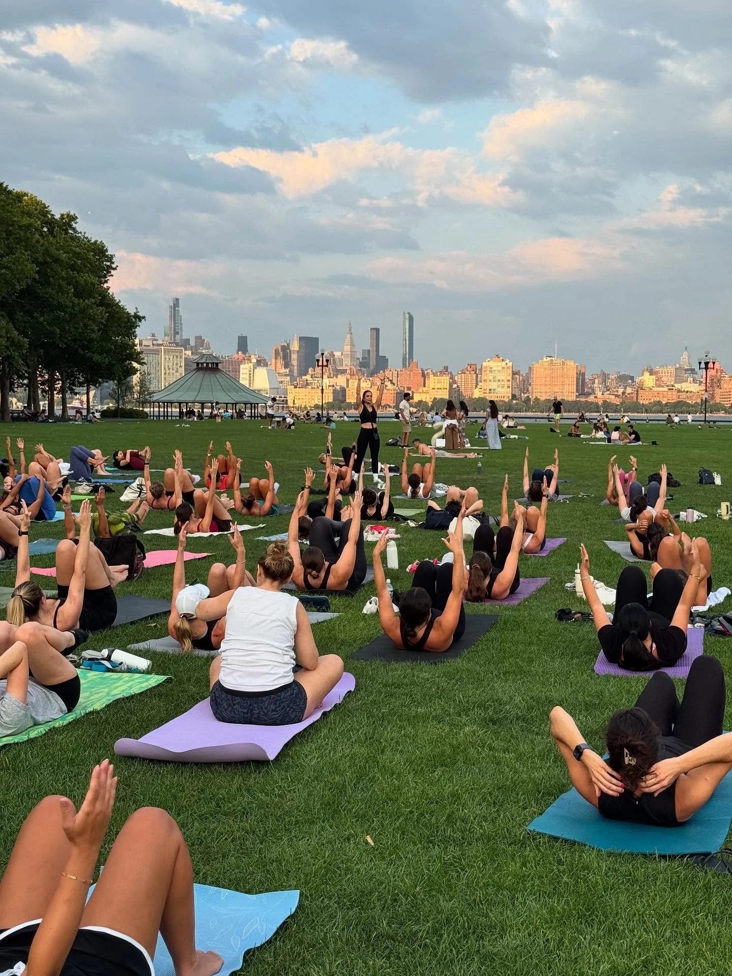 Taking it all in and remembering that we can take everything as far and wide as our heart desires ✨ @clubpilateshoboken 

#fitnessinthepark #hoboken #pilates #matpilates #hobokenfitness #fitnesswithvalentina