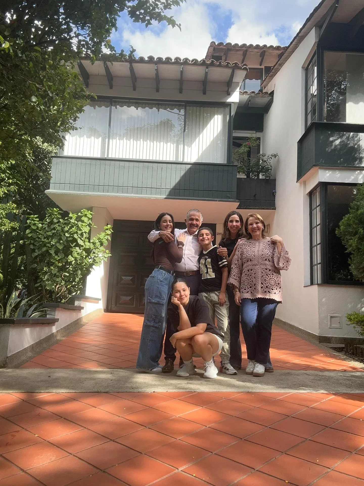 Dandole la despedida a la casa que sostuvo nuestra familia por mas de 40 a&ntilde;os. Un espacio que comenz&oacute; como un sue&ntilde;o y que se convirti&oacute; en el hogar que nos vio crecer, que nos form&oacute; y que vio la partida de cada uno a