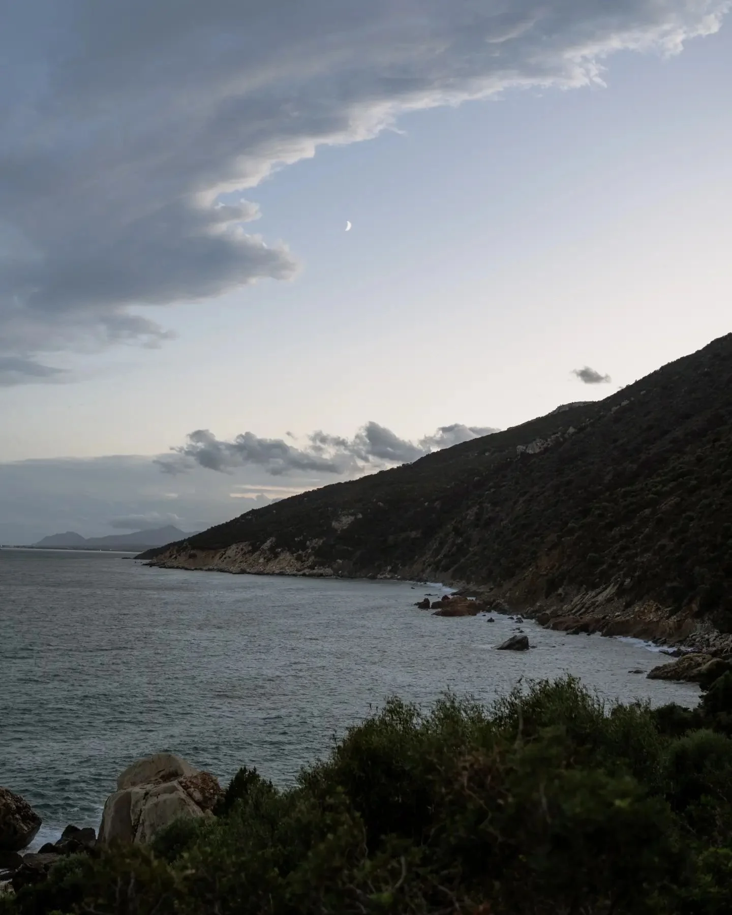 Kozy, pl&aacute;že, lezen&iacute; a dobr&yacute; j&iacute;dlo. Sardegna recap 🌊🌴.