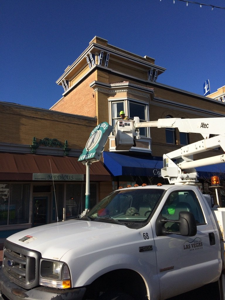 City removes damaged clock on Douglas Avenue. (2018)