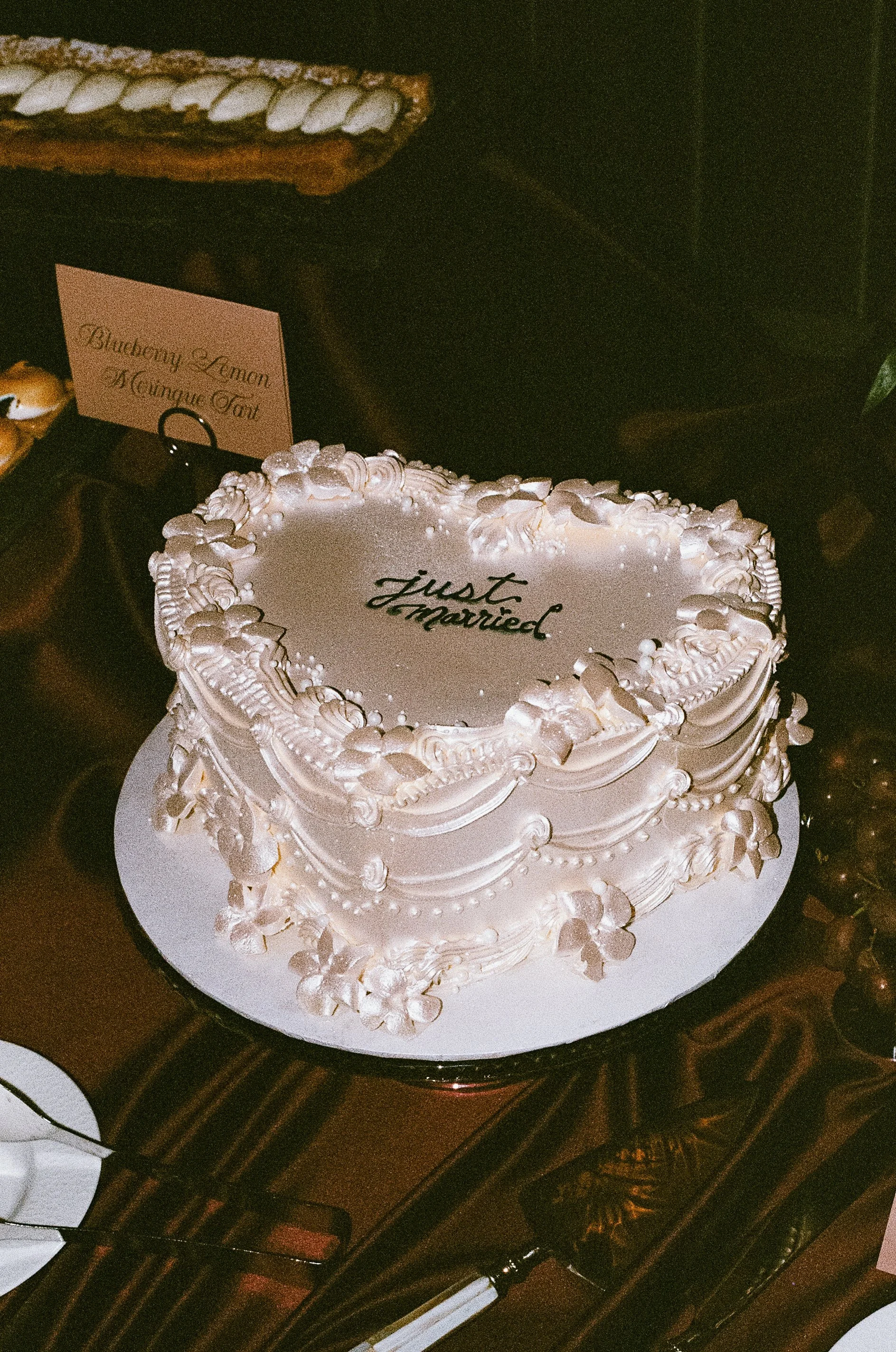 ethereal-vintage-wedding-cake-trend.jpg